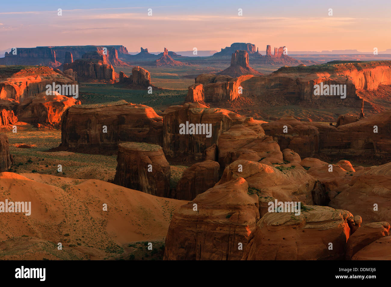 Alba con la vista da caccia di Mesa in Valle Monumento al confine dello Utah e Arizona, Stati Uniti d'America Foto Stock