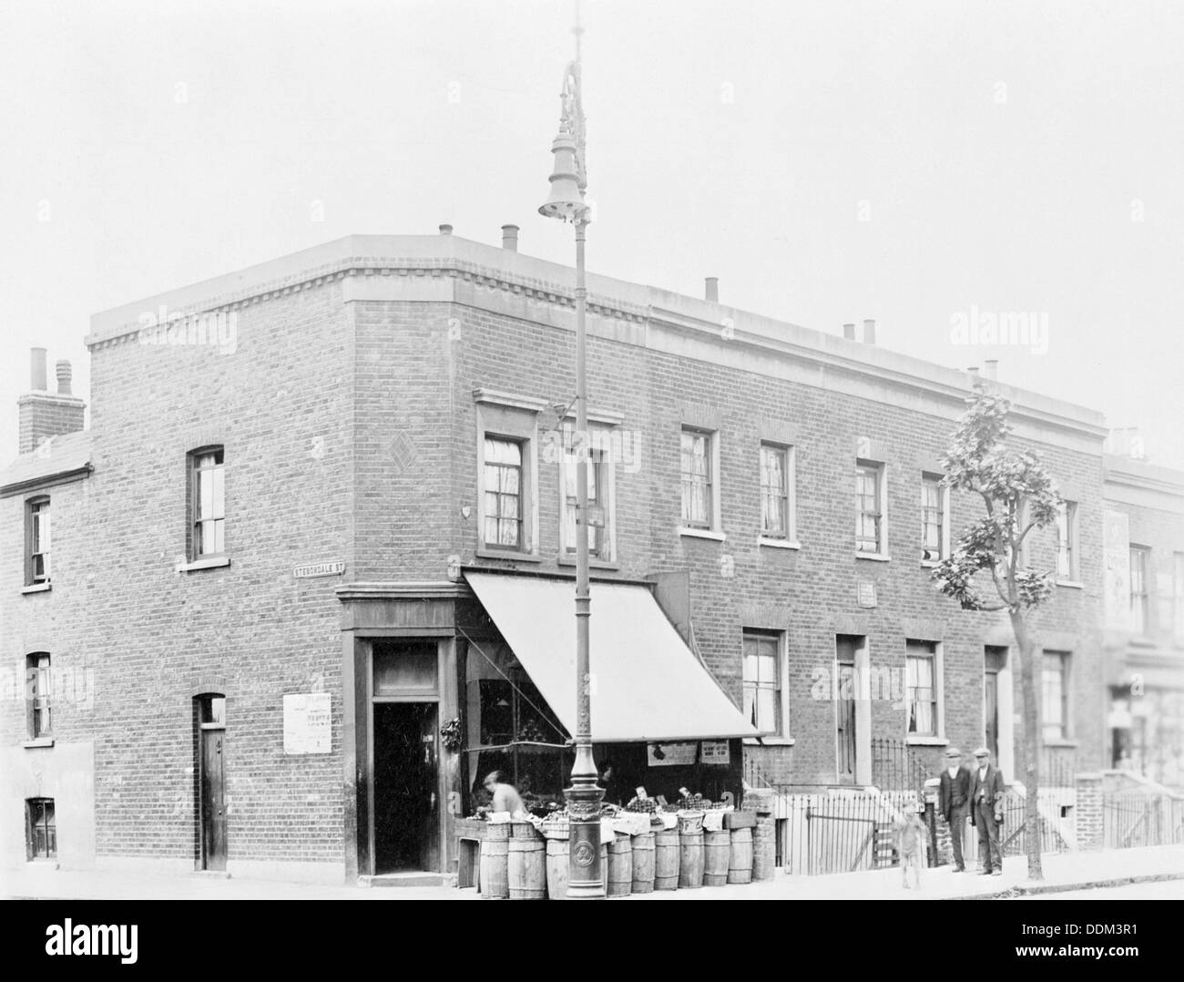 Un fruttivendolo shop su un angolo di strada. Artista: sconosciuto Foto Stock
