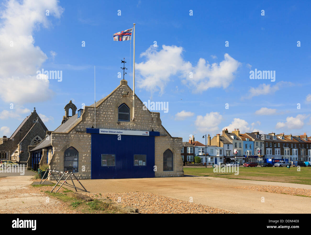 Walmer RNLI scialuppa di salvataggio alla stazione con bandiera sul lungomare di trattativa, Kent, Inghilterra, Regno Unito, Gran Bretagna Foto Stock