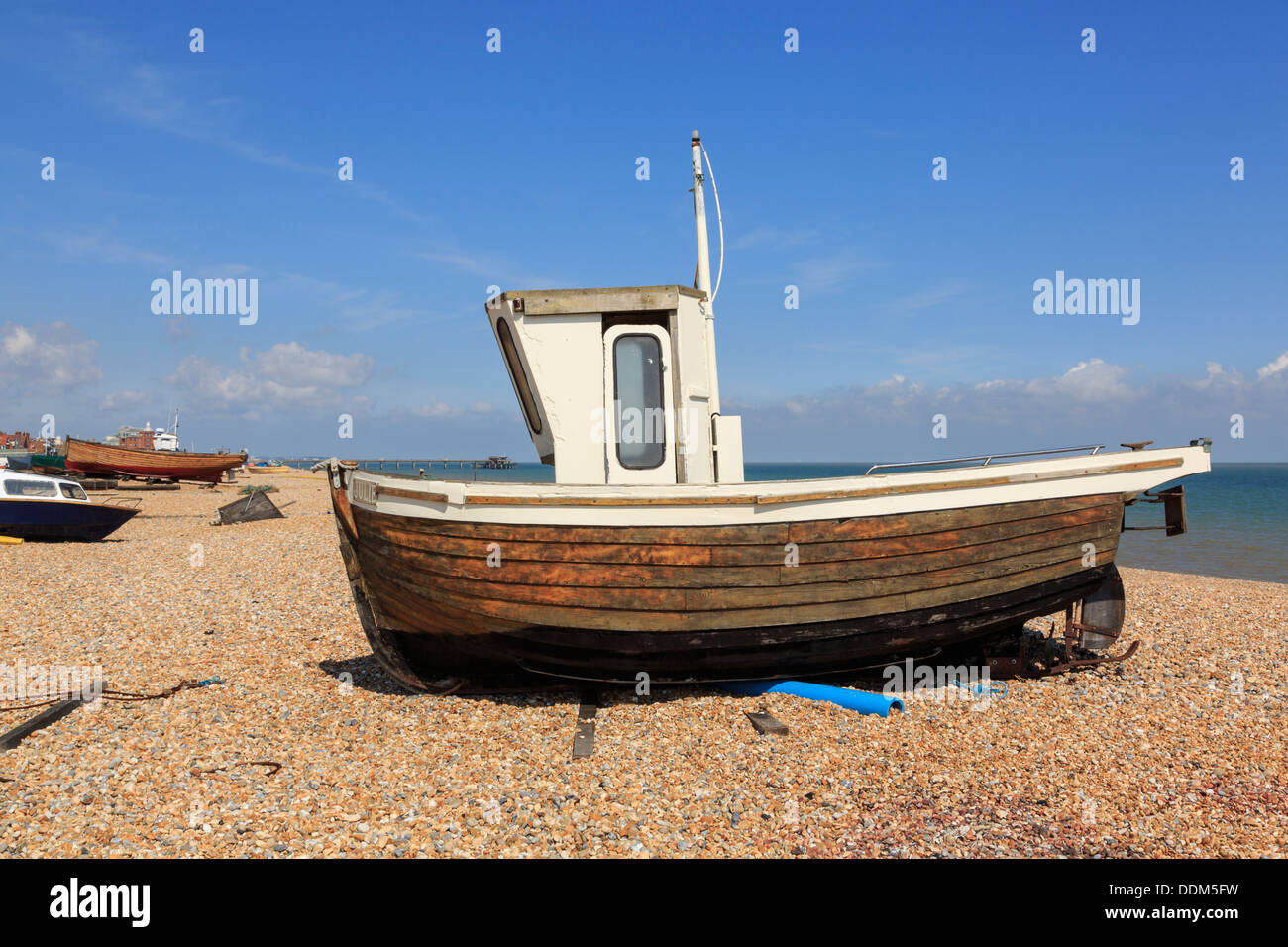 La pesca tradizionale barca su shingle Walmer Beach sulla costa sud a Deal, Kent, Inghilterra, Regno Unito, Gran Bretagna Foto Stock