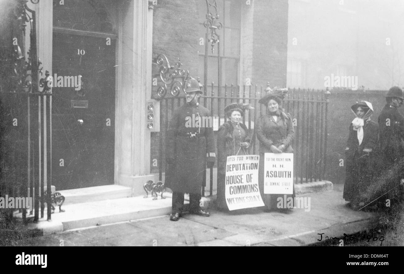 Due suffragettes fuori n. 10 tenta di parlare con il Primo ministro, Gennaio 1909. Artista: sconosciuto Foto Stock Due suffragettes fuori n. 10 tenta di parlare con il Primo ministro, Gennaio 1909. Artista: sconosciuto Foto Stock