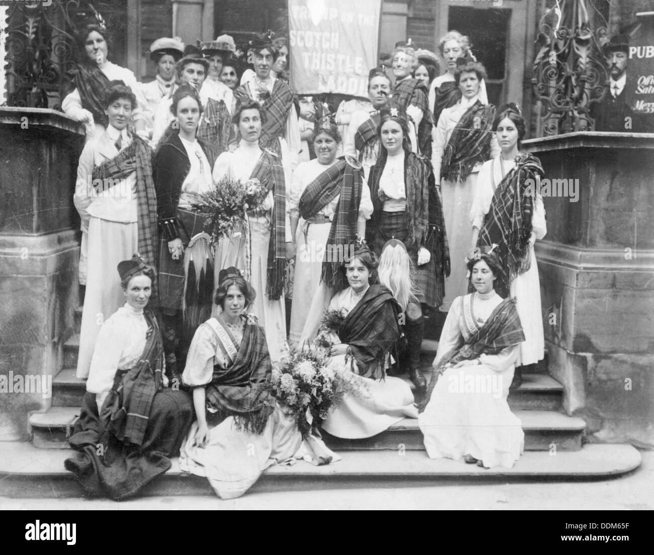 Scottish suffragettes accogliere Maria Phillips per il suo rilascio dalla prigione di Holloway, Agosto 1908. Artista: sconosciuto Foto Stock