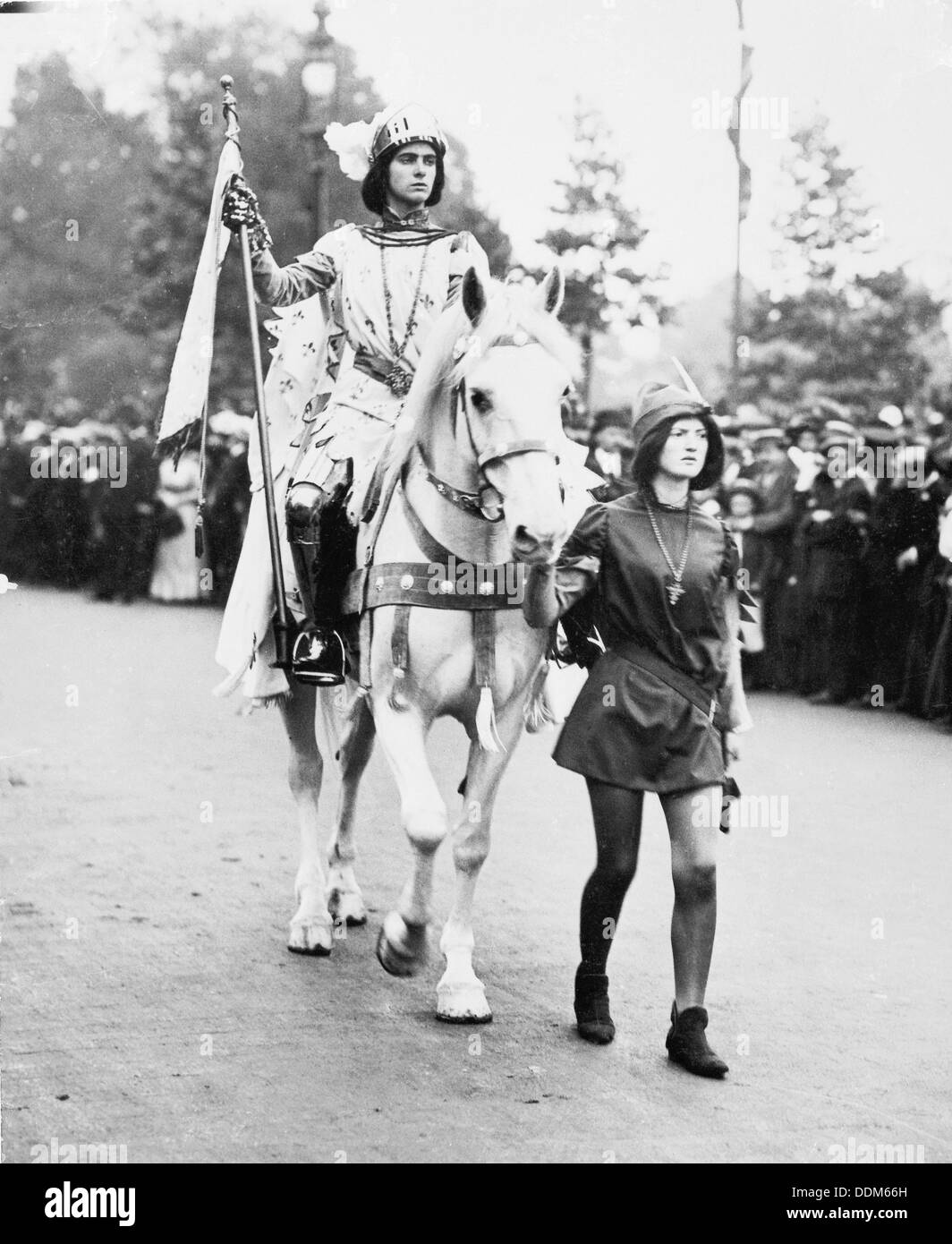 Marjorie Annan Bryce vestito come Giovanna d Arco in corrispondenza delle donne incoronazione processione, Londra, 1911. Artista: sconosciuto Foto Stock