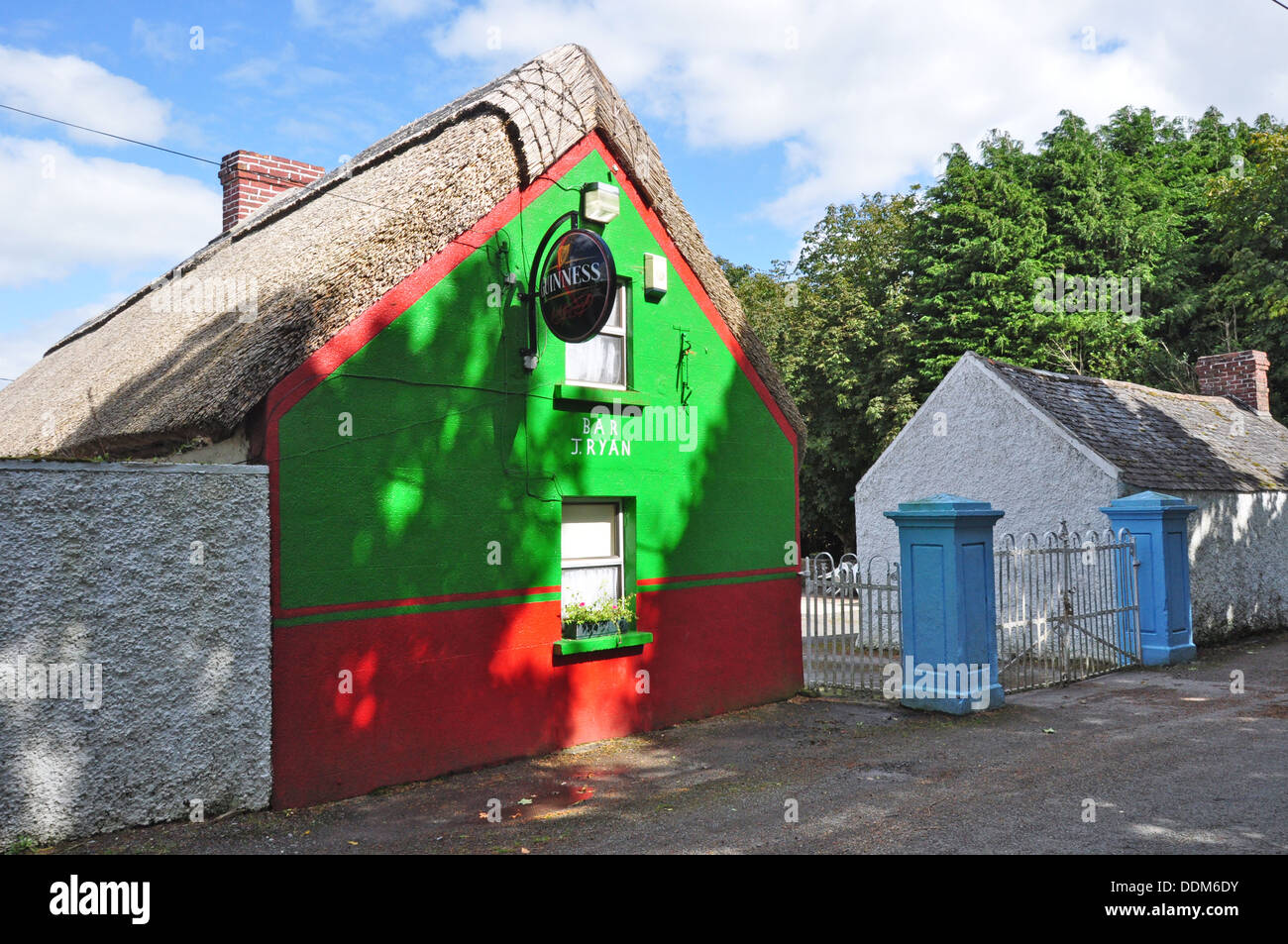 Un colore pieno di paglia PUB RURALE IN IRLANDA Foto Stock