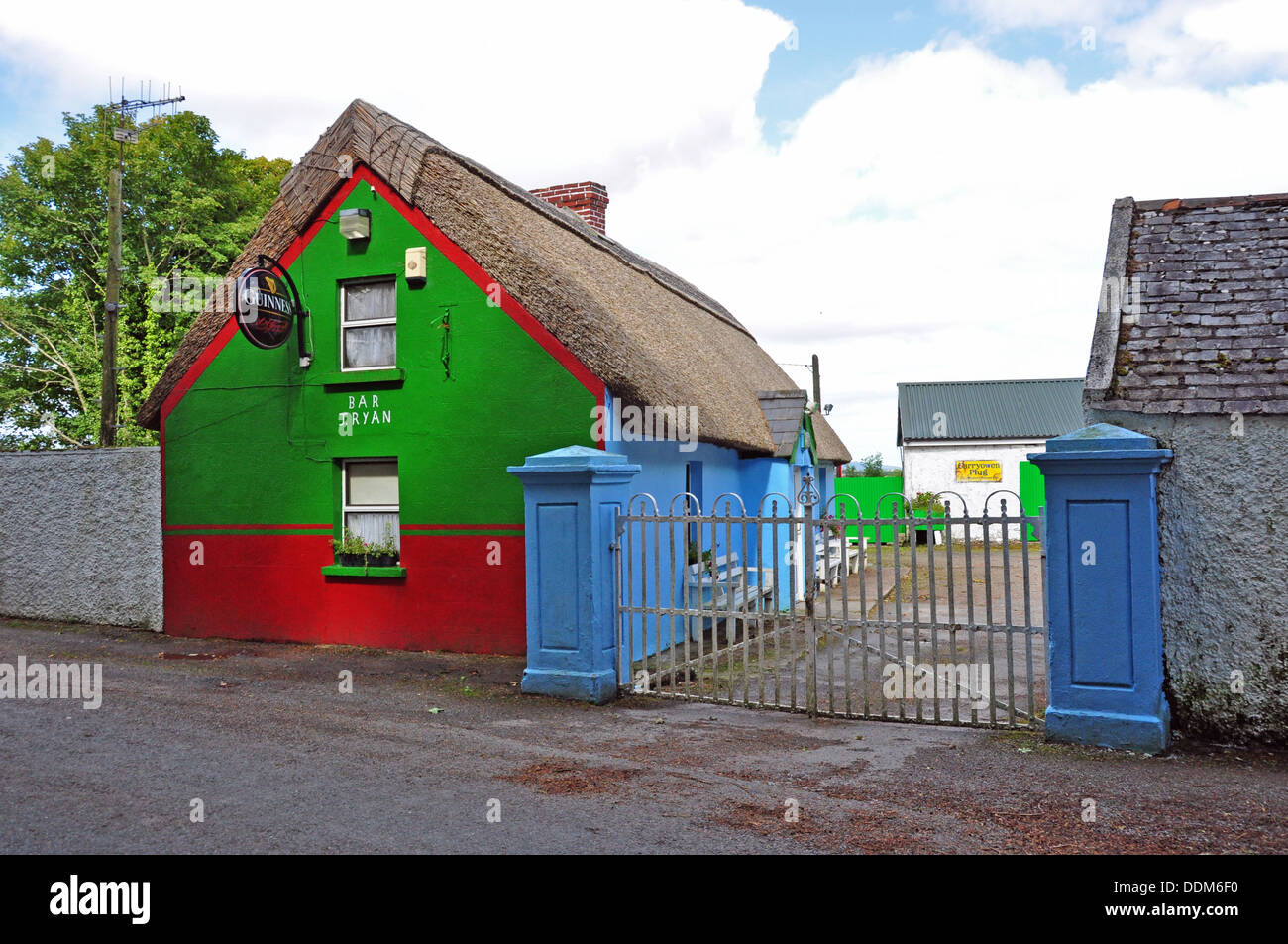 Un colore pieno di paglia PUB RURALE IN IRLANDA Foto Stock