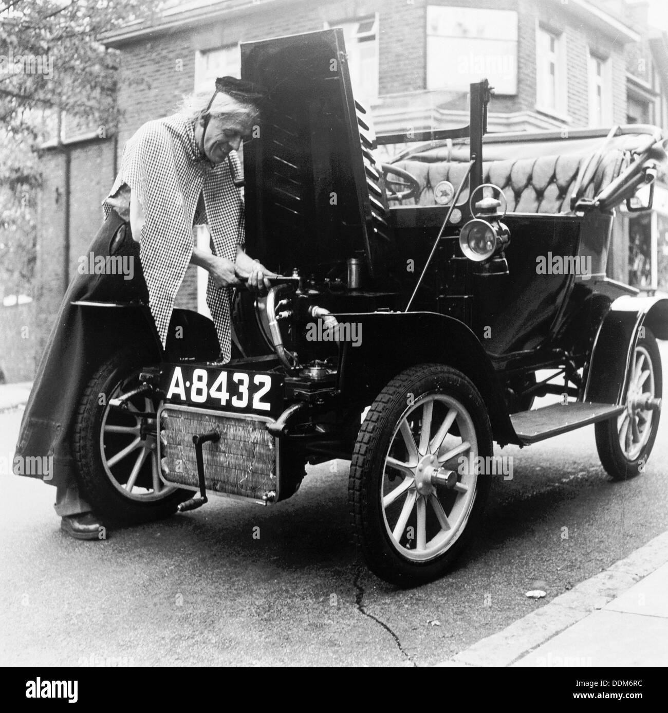 Uomo in costume con un veterano auto, Londra, (C1960-C1980?). Artista: Henry Grant Foto Stock