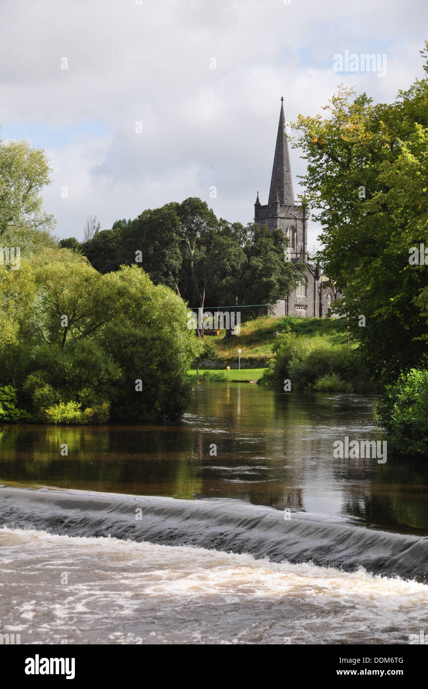 CAHIR co tipperary una vista del fiume e della Chiesa Foto Stock