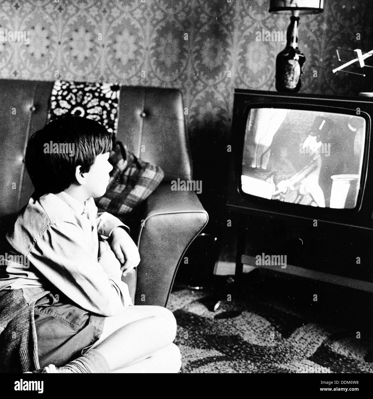 Ragazzo di guardare la televisione in una casa di Londra, c1950s. Artista: Henry Grant Foto Stock