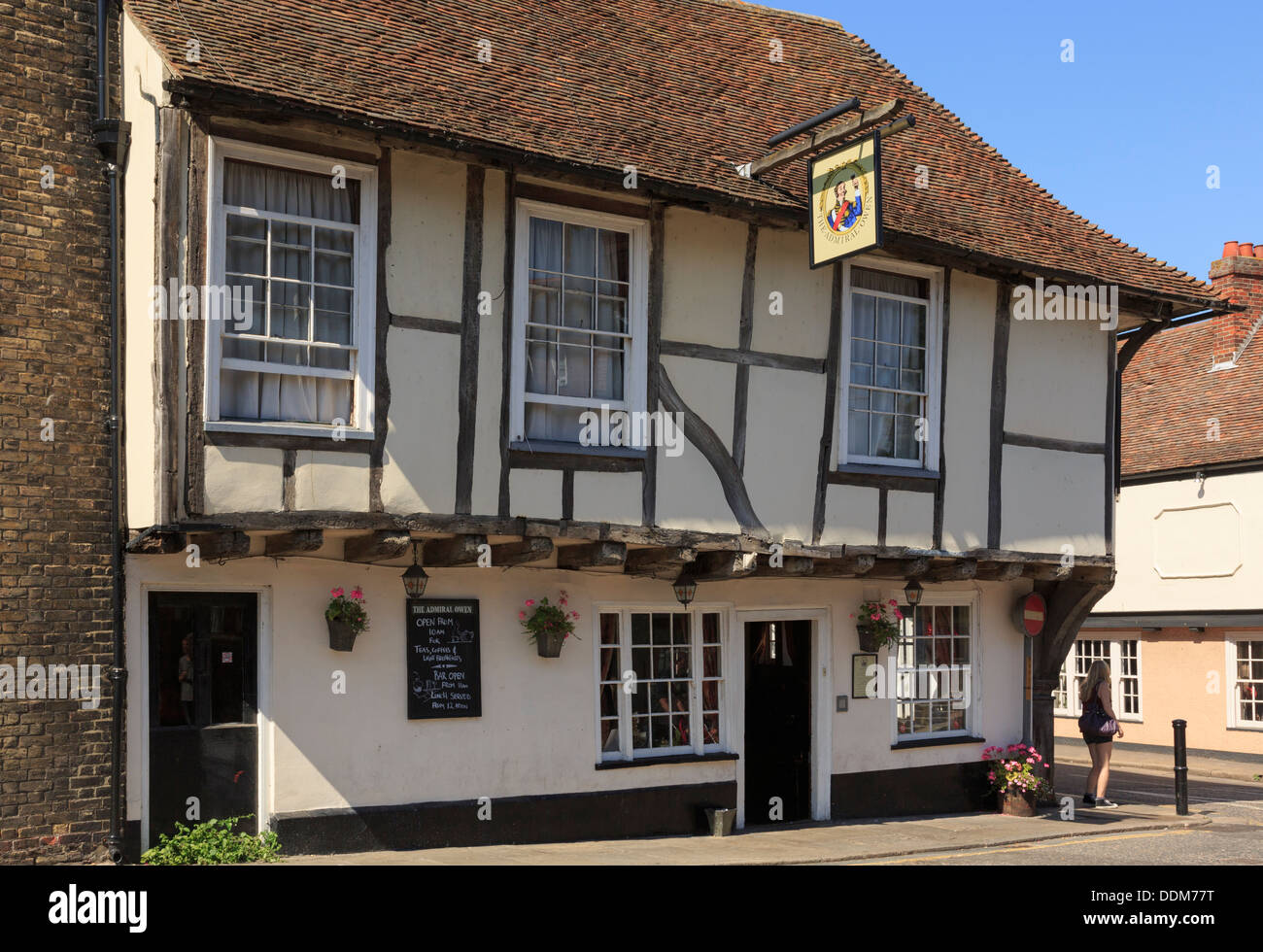 L'Admiral Owen pub nel xv secolo edificio con travi di legno nella storica cittadina di Sandwich Kent, Inghilterra, Regno Unito, Gran Bretagna Foto Stock