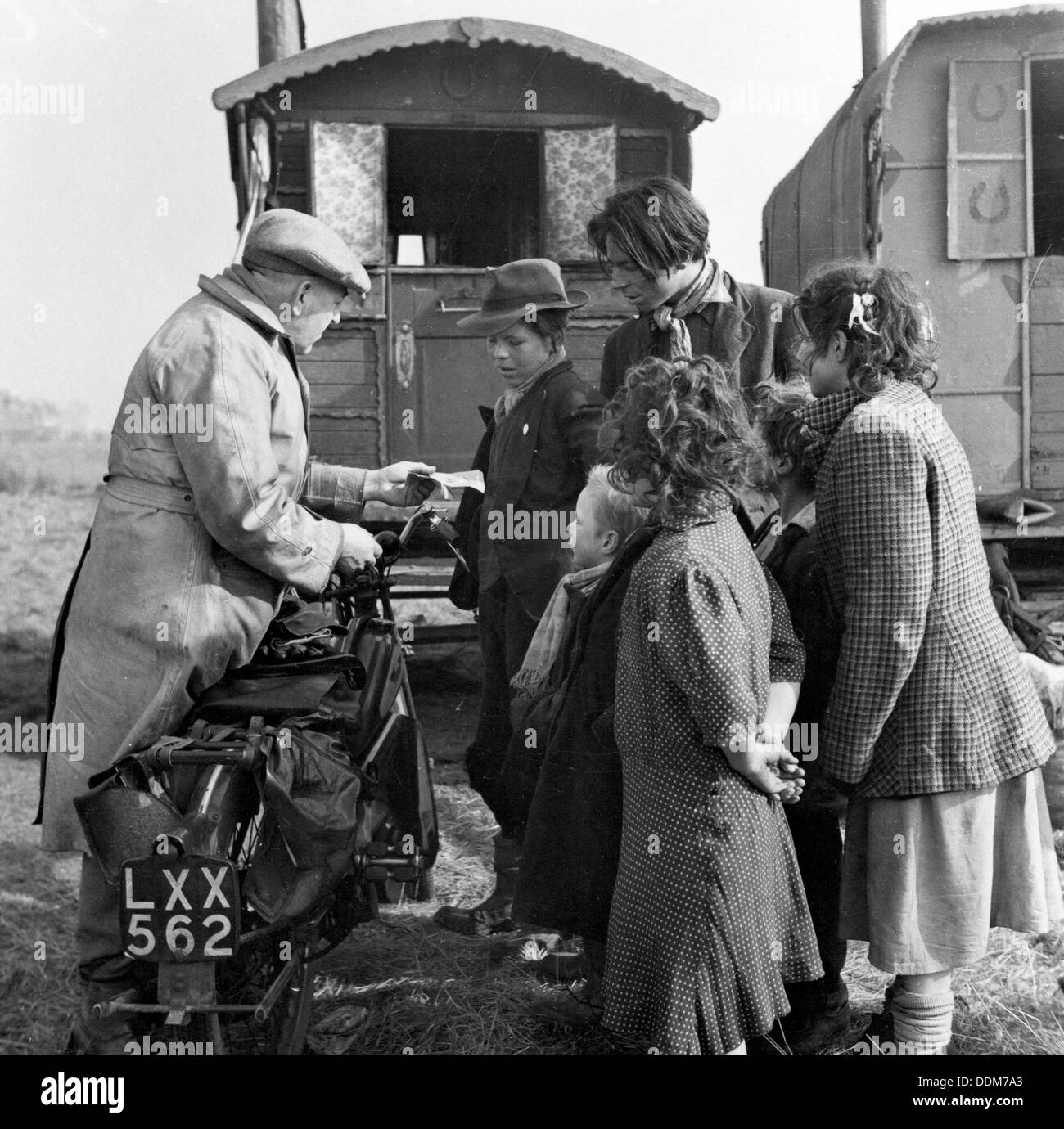 Gli zingari, Londra, 1953. Artista: Henry Grant Foto Stock