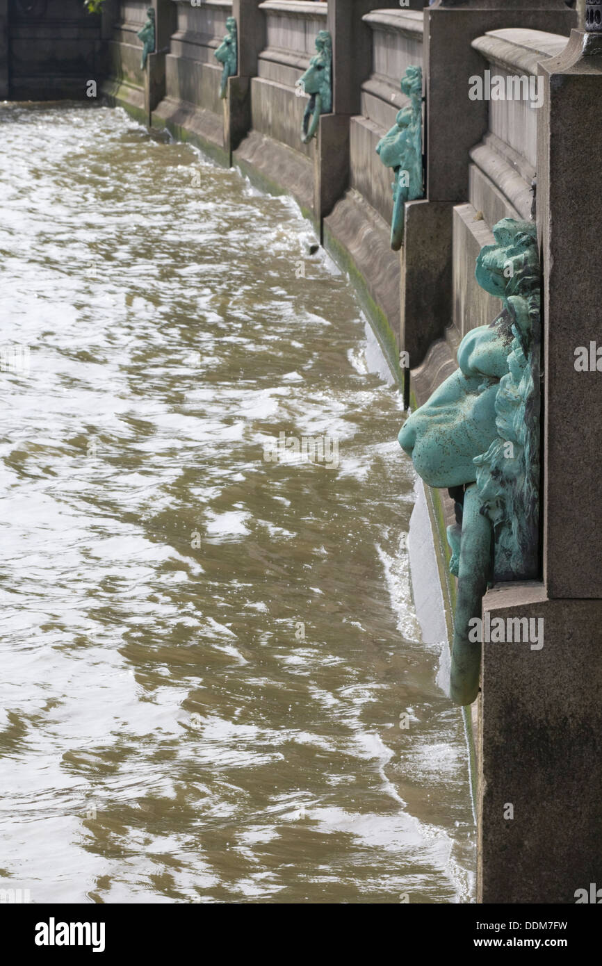 I Lions che vegliano lungo il Tamigi a Londra centrale di contenimento degli anelli di ormeggio nelle loro bocche Foto Stock
