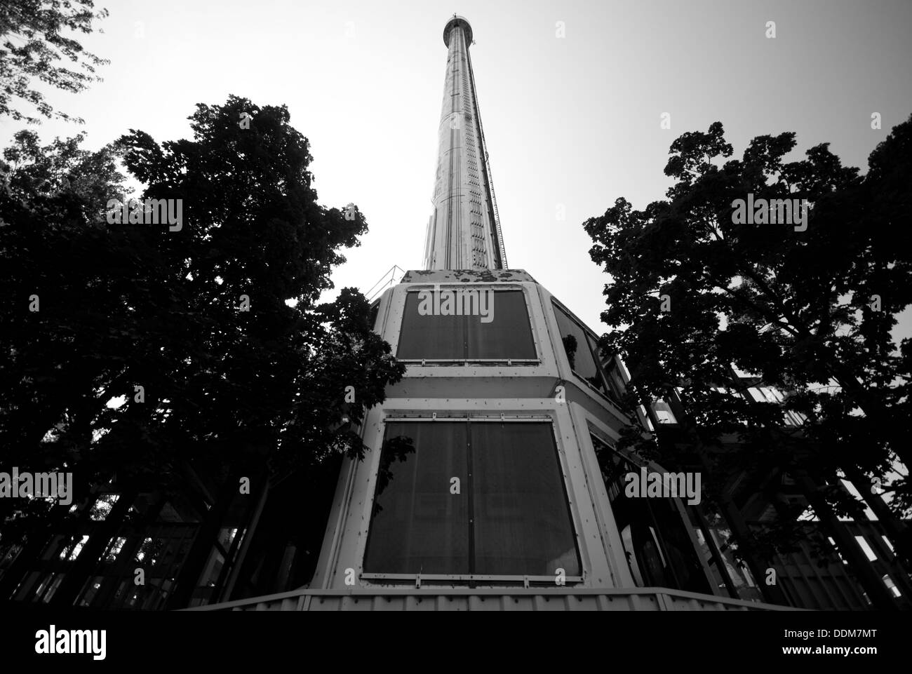 Una vista esterna della Sky Tower presso gli abbandonati Boblo isola parco divertimenti. Foto Stock