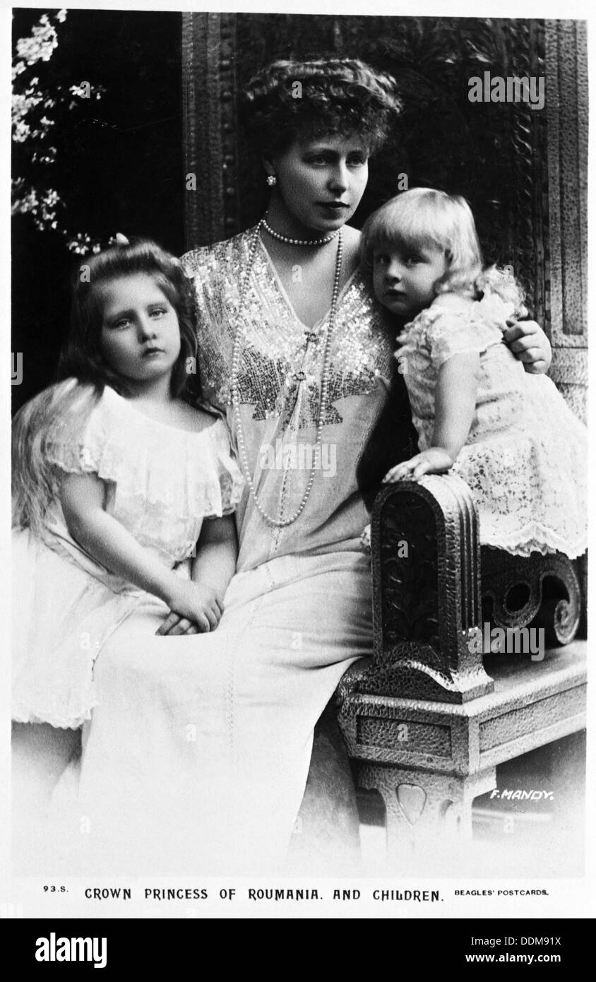 Marie, regina della Romania con le sue figlie Elisabetta e Marie, c1902. Artista: sconosciuto Foto Stock