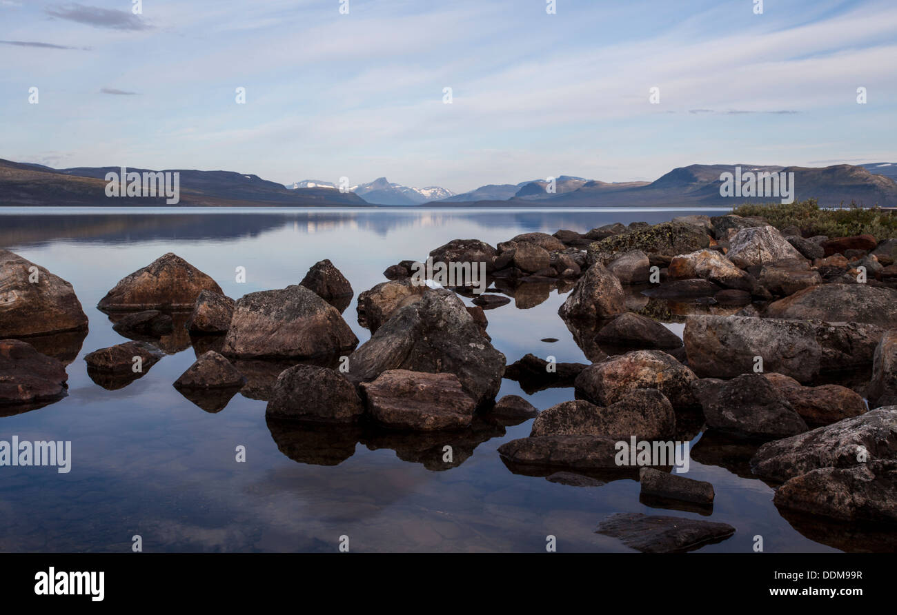 Roccioso paesaggio del lago di Kilpisjärvi, Finlandia al mattino Foto Stock