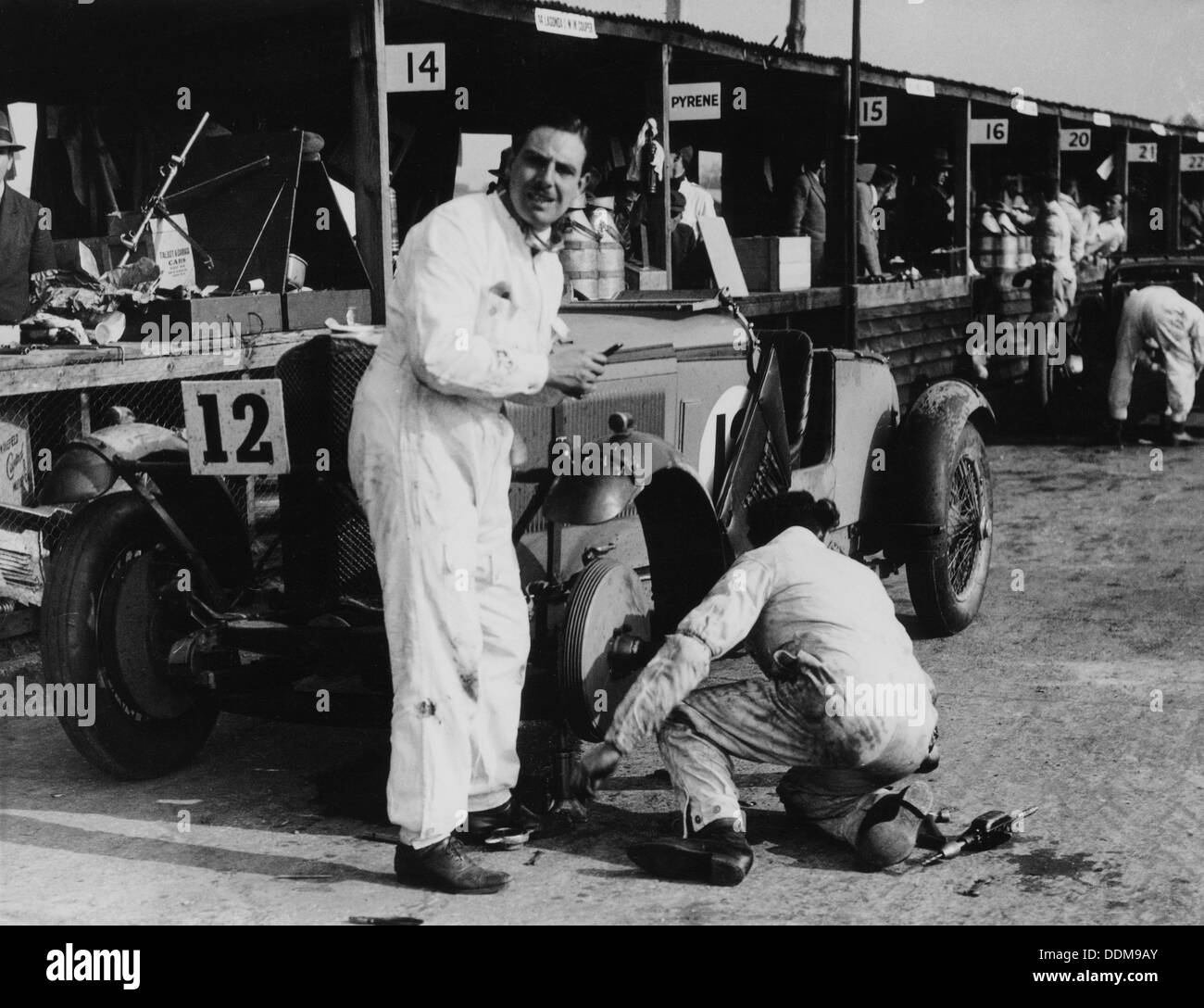 Owen Saunders-Davies e Bill Craig durante la doppia gara di dodici, Brooklands, Surrey, 1931. Artista: sconosciuto Foto Stock