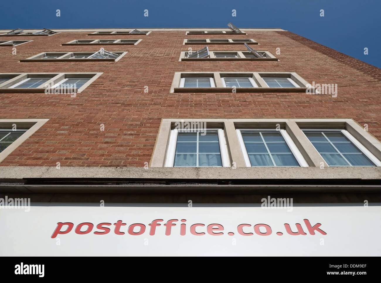 Ufficio postale indirizzo sito web presso un ufficio postale ramo su Kensington High Street, Londra, Inghilterra Foto Stock