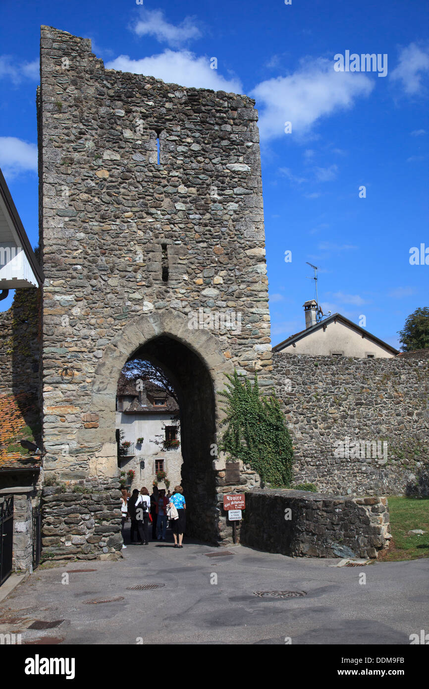 Il vecchio gateway in parete medievale nel villaggio di Yvoie in Francia Foto Stock