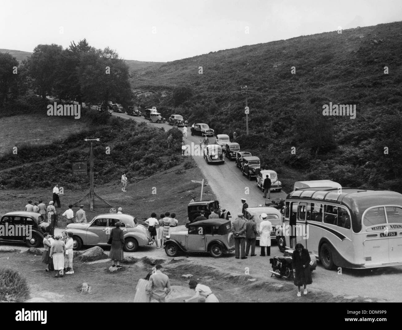 Affollata strada a Dartmeet, Devon, c1951. Artista: sconosciuto Foto Stock