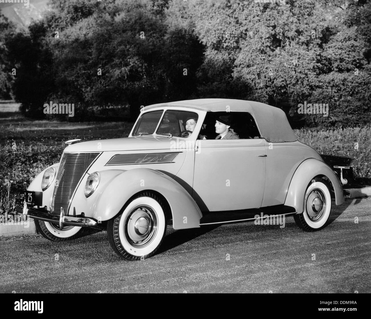 1937 Ford V8 modello 78 lub cabriolet, (1937?). Artista: sconosciuto Foto Stock