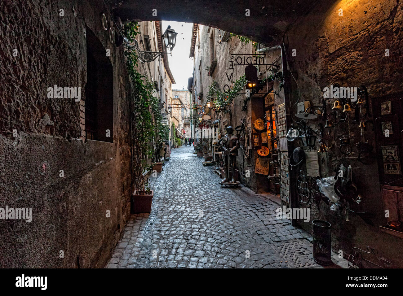 Orvieto in Umbria, Italia, strada stretta con piccoli negozi. Foto Stock