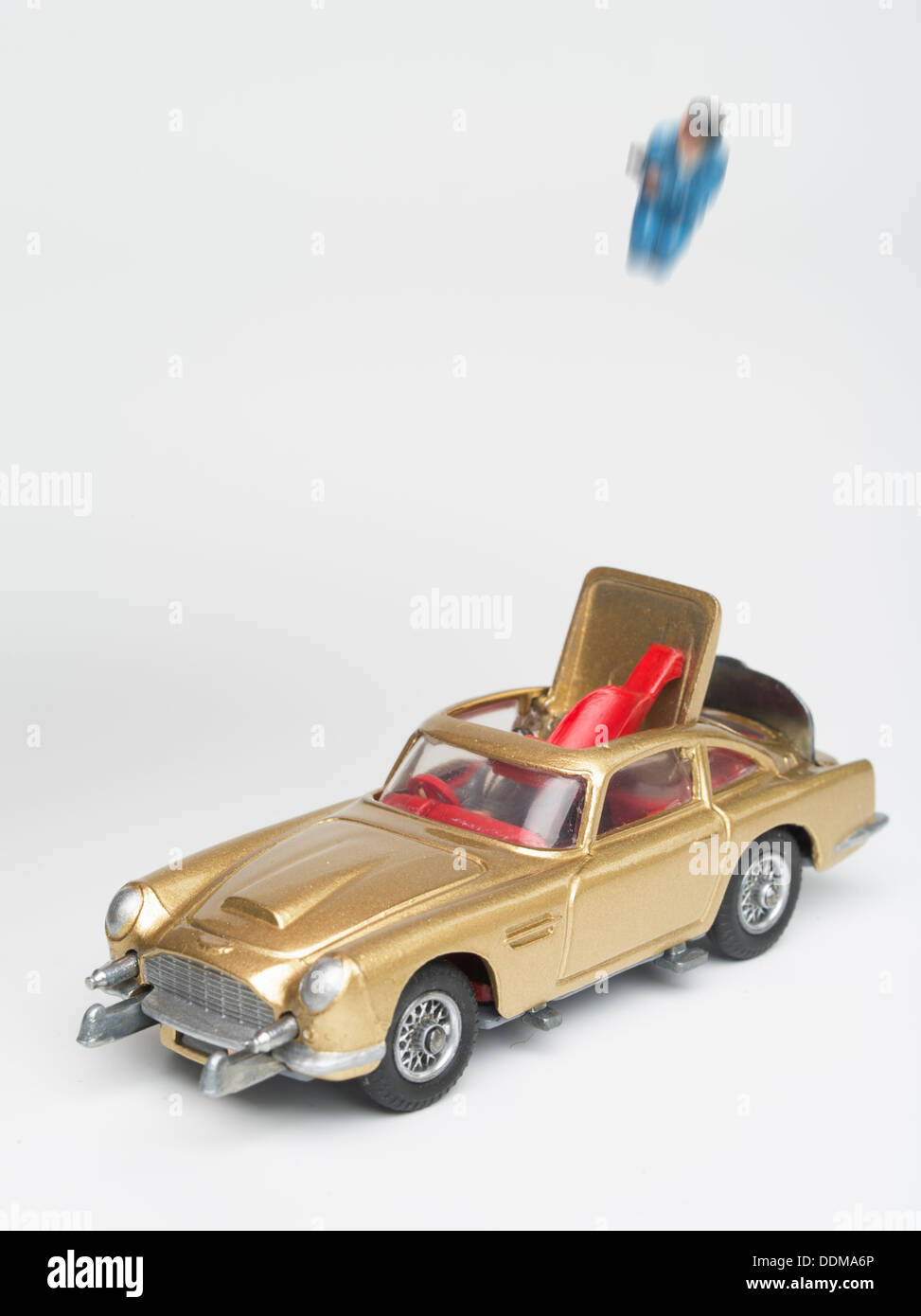 Corgi Toys (261) Modellino pressofuso di James Bond Aston Martin DB5 in Goldfinger con sede di espulsore prodotta nel 1965 Foto Stock