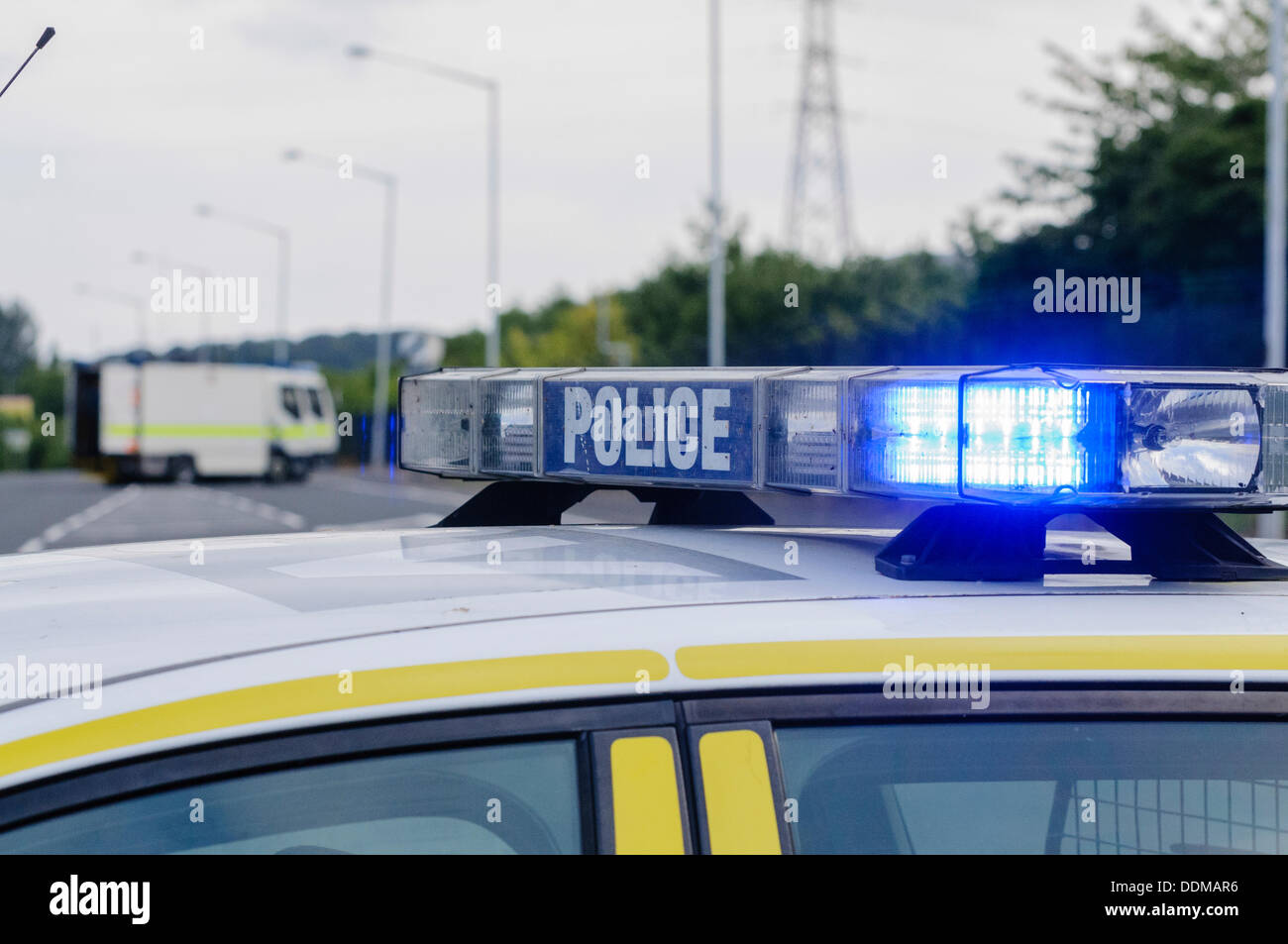 Carrickfergus, Irlanda del Nord, 4 settembre 2013 - PSNI chiudere una strada a causa di un allarme per una bomba. Esercito 'ATO Bomb Squad' carrelli in background. Credito: Stephen Barnes/Alamy Live News Foto Stock