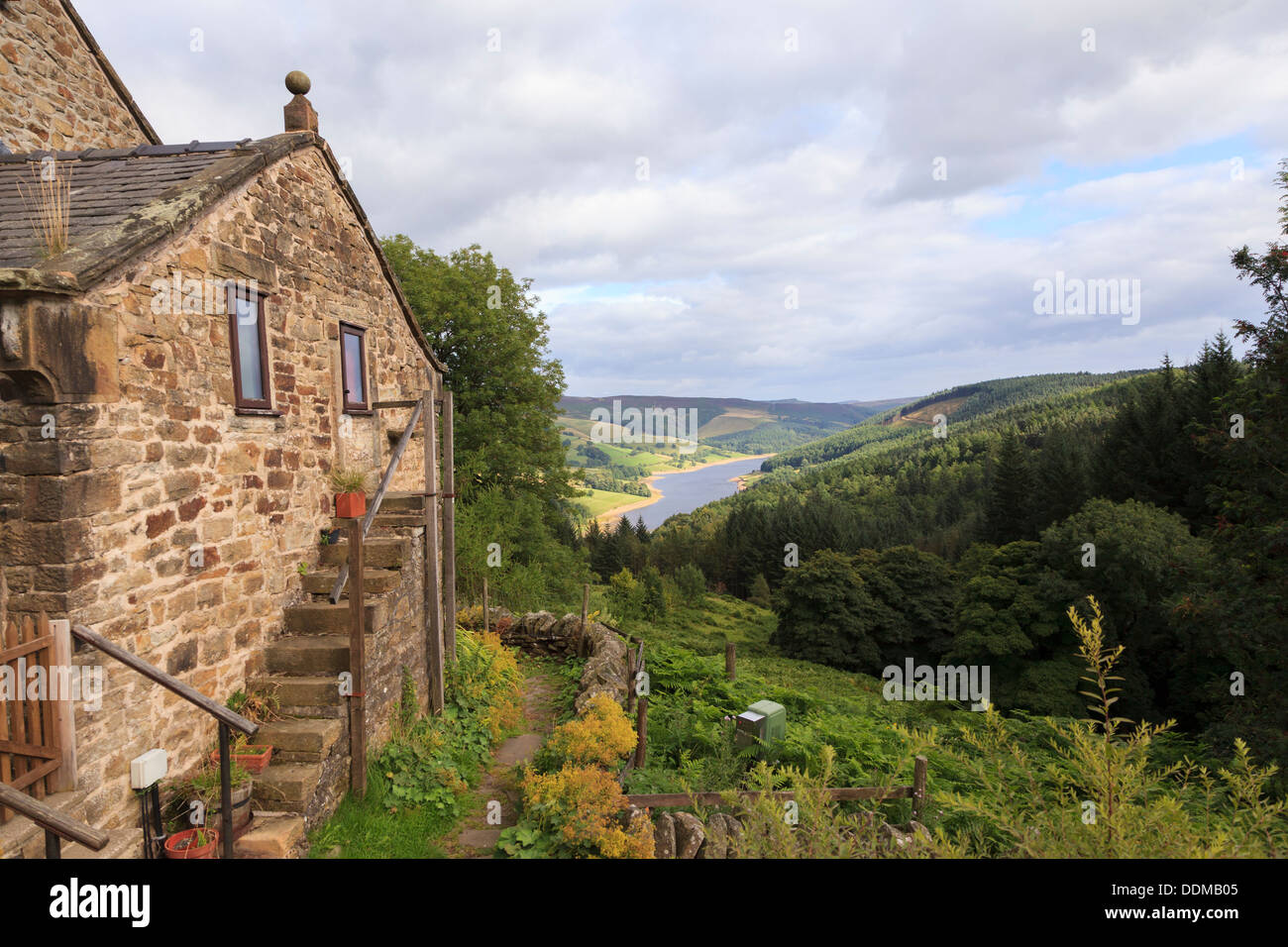 Lady Bower serbatoio oltre il tradizionale fattoria in pietra in costruzione il Peak District Derbyshire Foto Stock