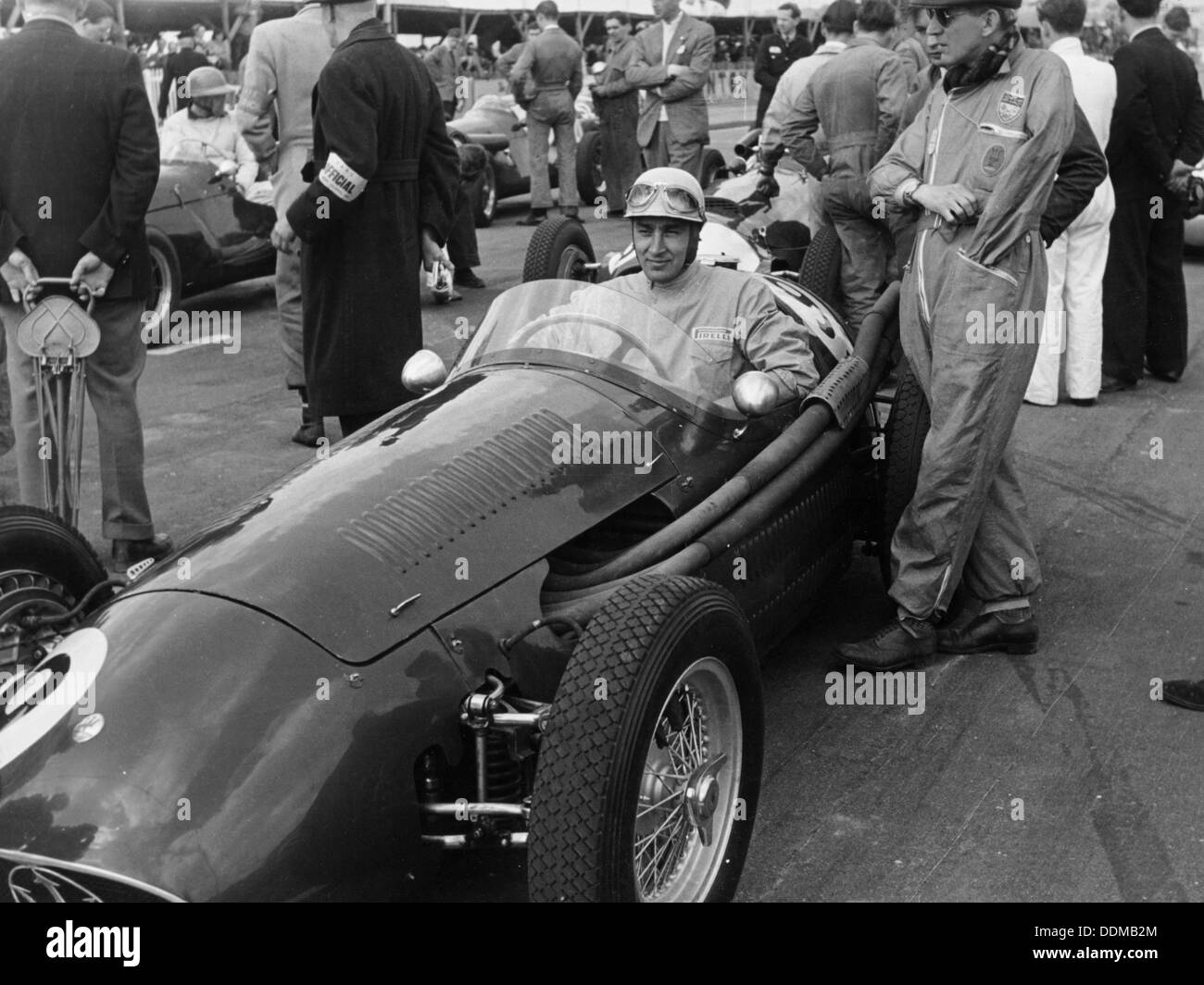 Roy Salvadori in una Maserati, Goodwood, 1954. Artista: sconosciuto Foto Stock