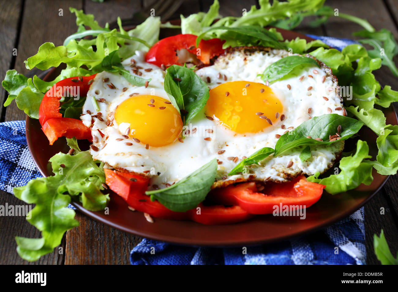 Uova con verdure fresche sulla piastra, cibo close up Foto Stock