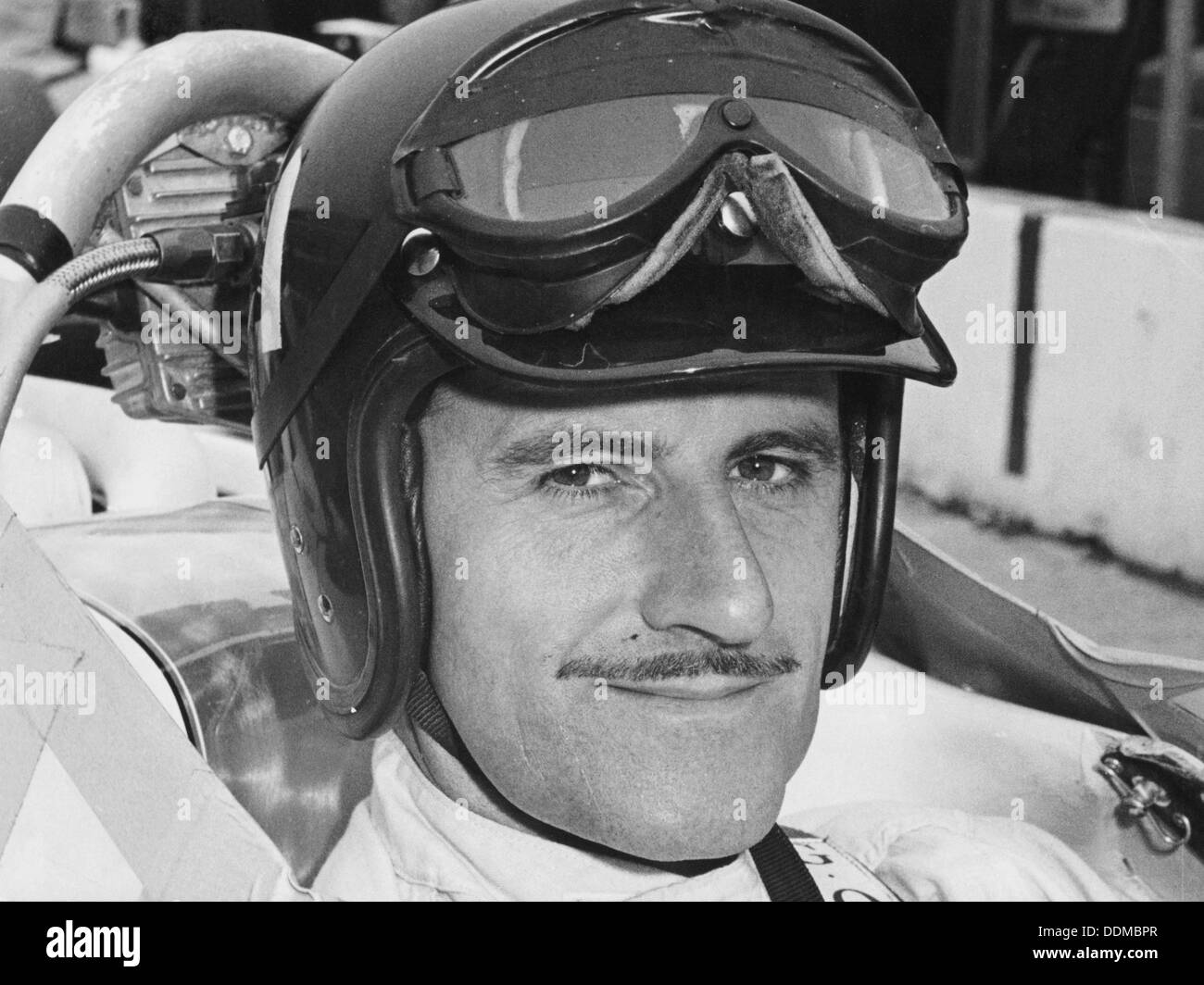 Graham Hill nel cockpit di Lola T90, Indianapolis, 1966. Artista: sconosciuto Foto Stock