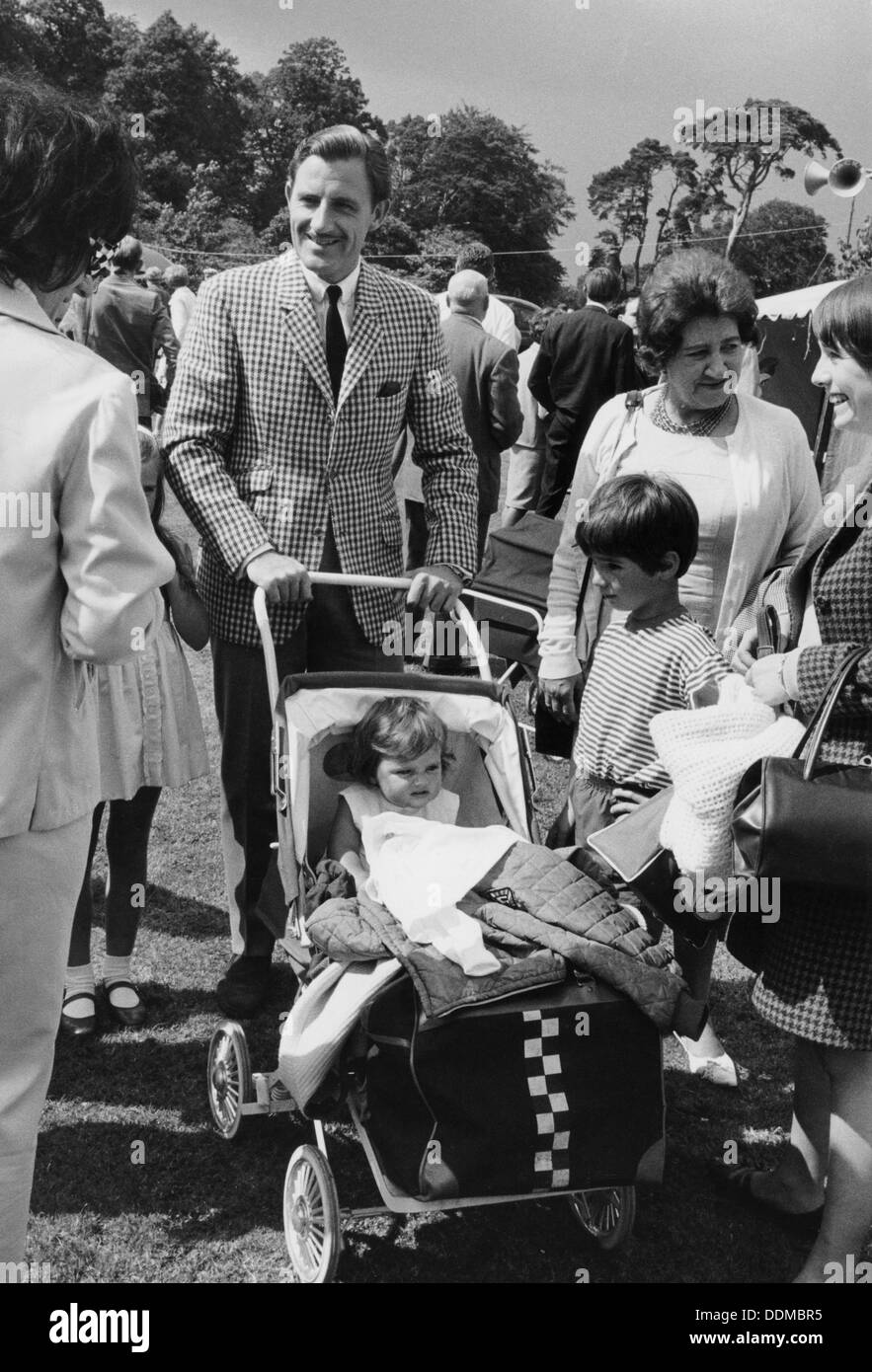 Graham Hill con la sua famiglia, c1968. Artista: sconosciuto Foto Stock