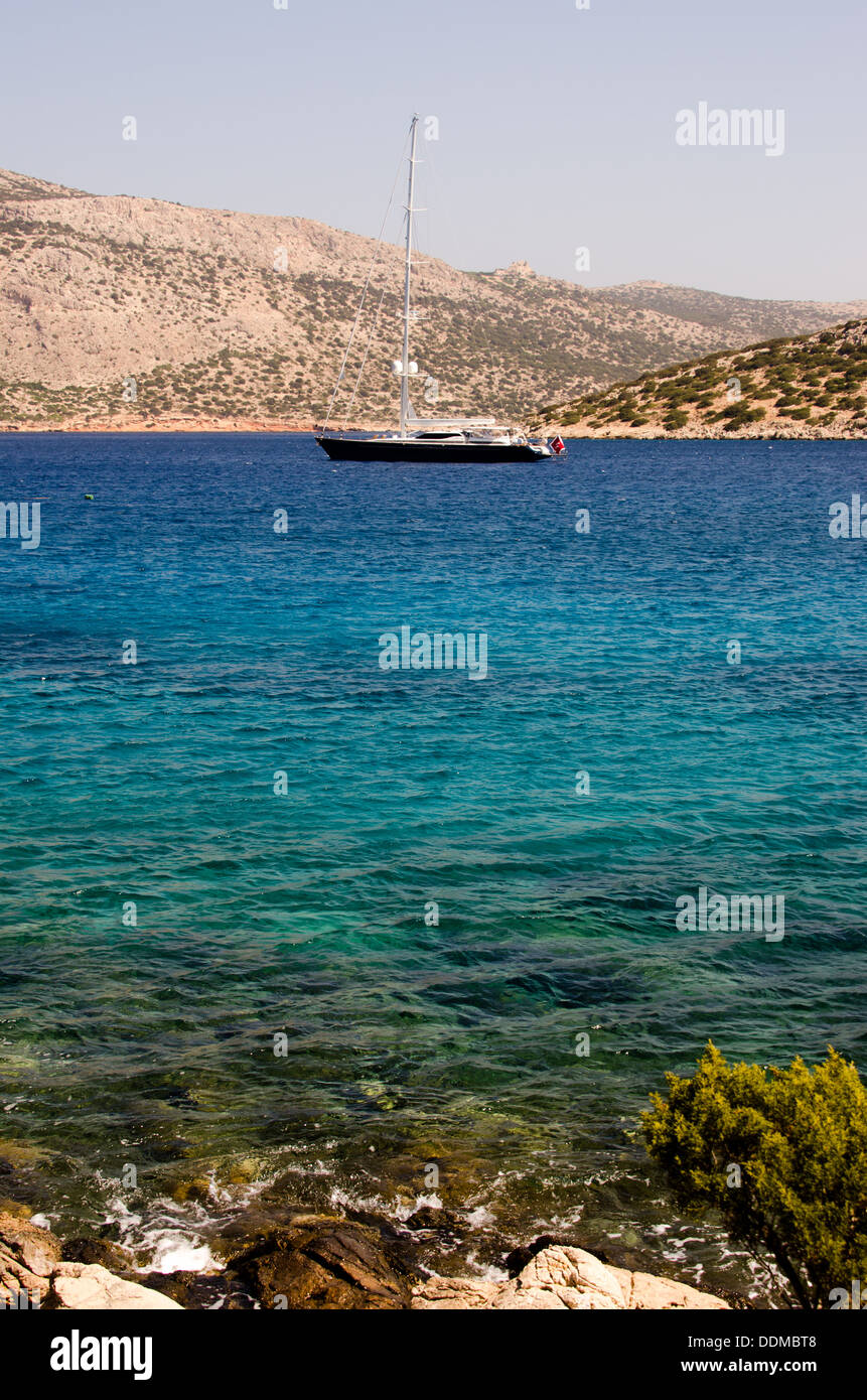 Il sailing yacht genevieve si trova ad ancoraggio nell'isola di alimia nel Dodecanneso isola del gruppo delle isole greche. Foto Stock