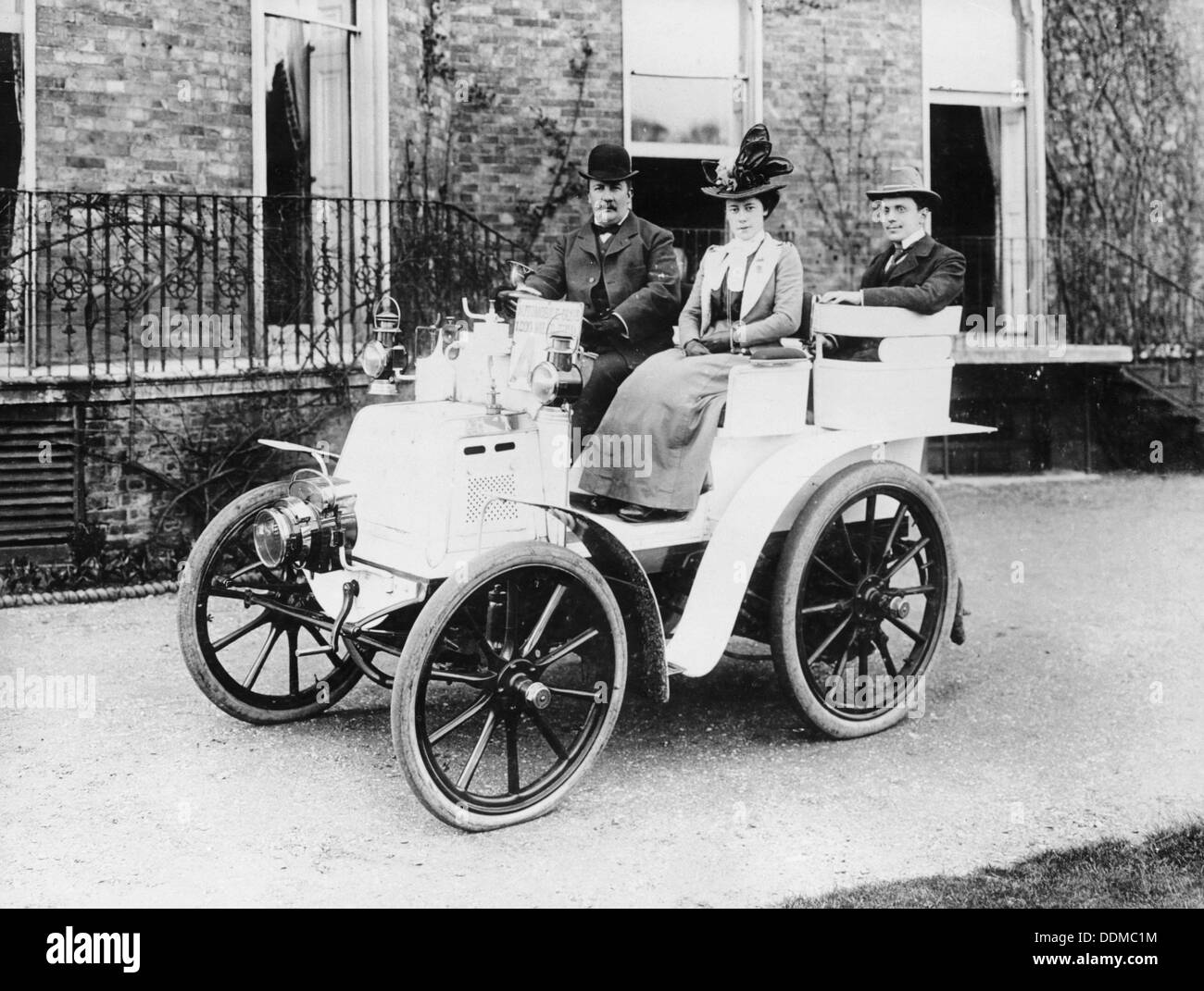 Frank Butler e figlia su un 6hp Panhard, 1900. Artista: sconosciuto Foto Stock