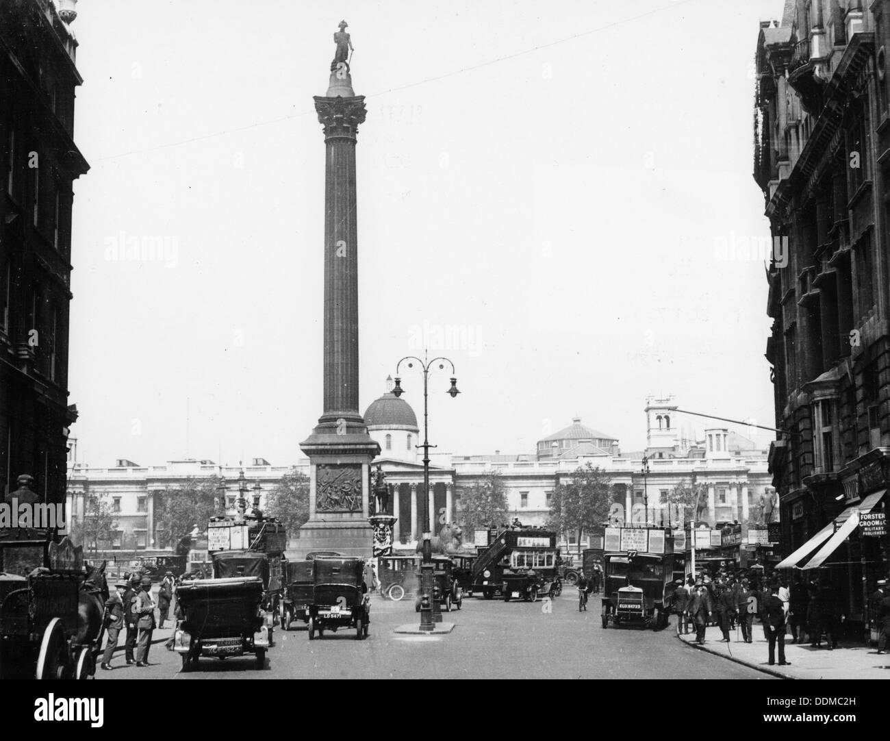 Nelson la colonna, Trafalgar Square, Londra, 1920. Artista: sconosciuto Foto Stock