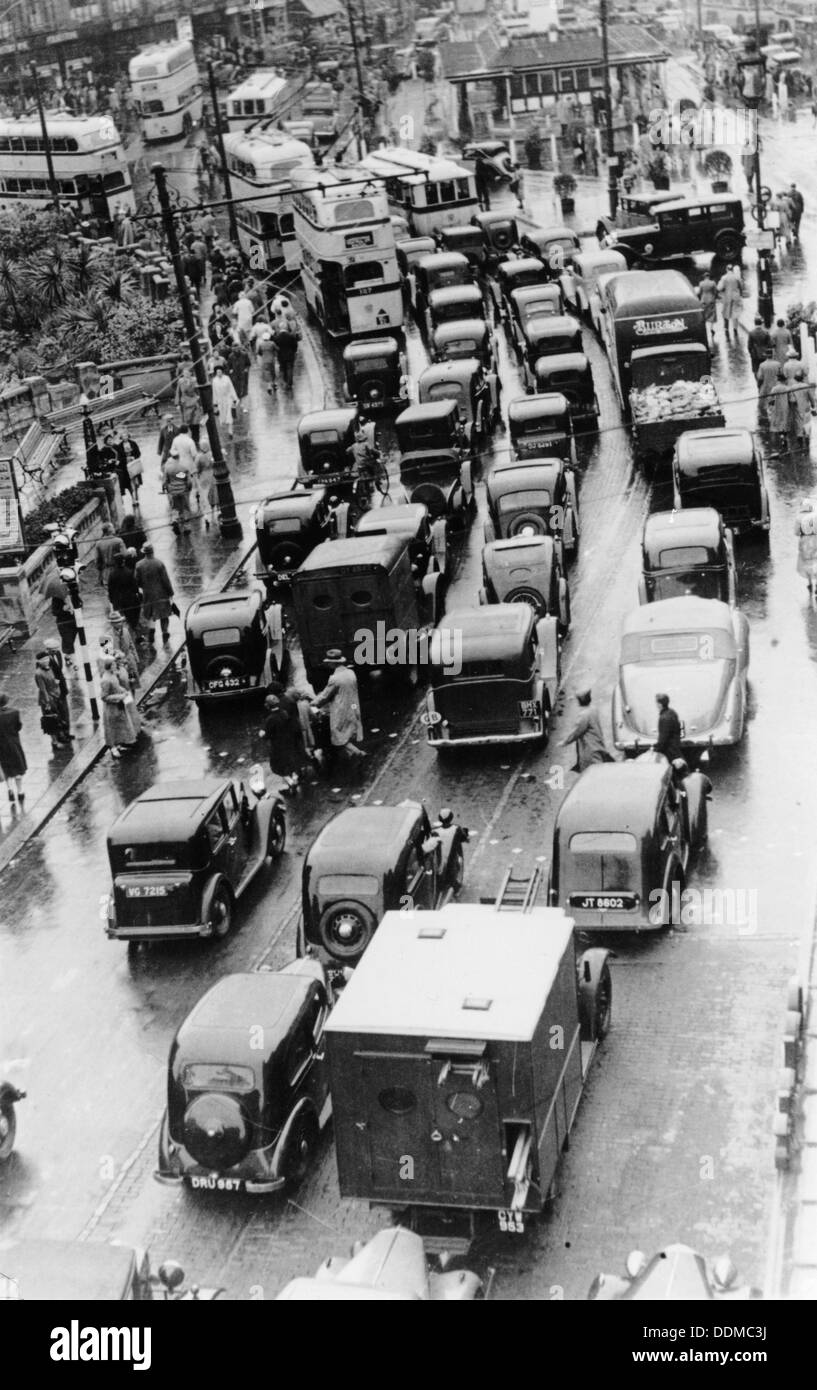 May Bank Holiday traffico, Bournemouth, 1939. Artista: sconosciuto Foto Stock