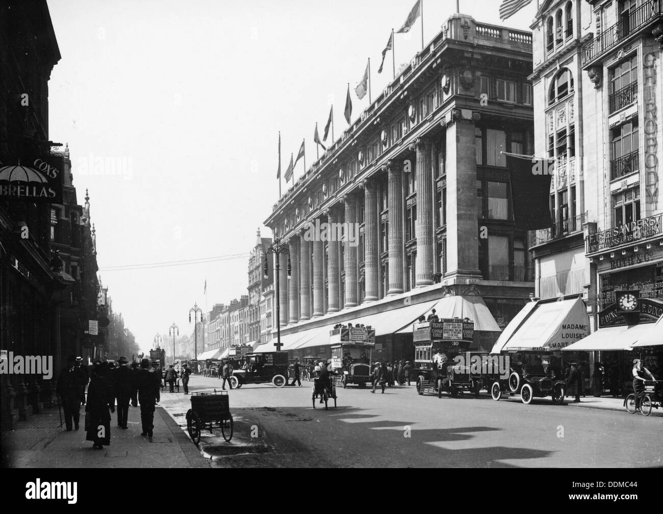Selfridge, Oxford Street, Londra, c1913. Artista: sconosciuto Foto Stock