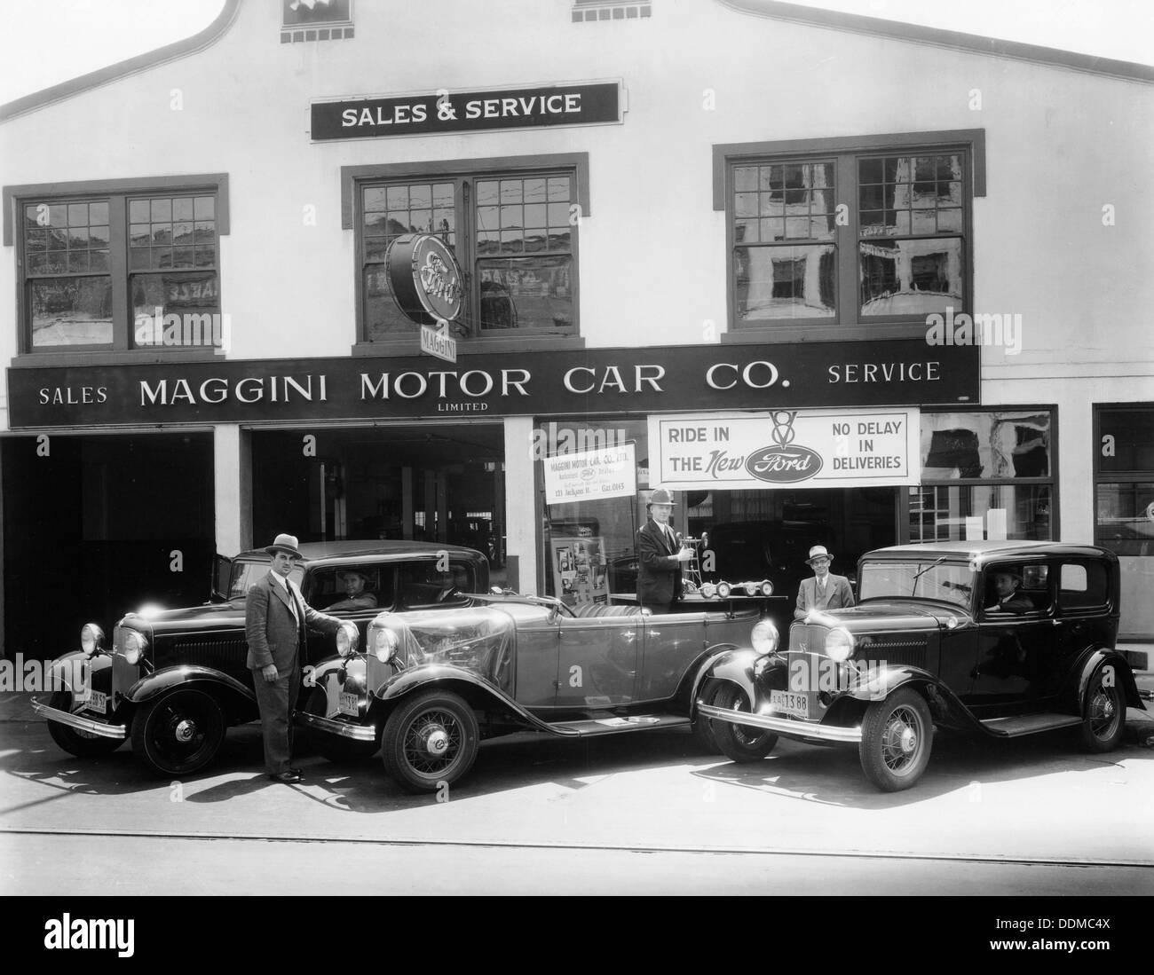 1932 Ford V8 nella parte anteriore di una macchina showroom, (c1932?). Artista: sconosciuto Foto Stock