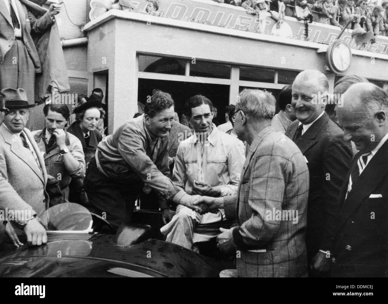 Peter Whitehead essendo le congratulazioni per la sua vittoria con Peter Walker della 24 Ore di Le Mans 1951. Artista: sconosciuto Foto Stock