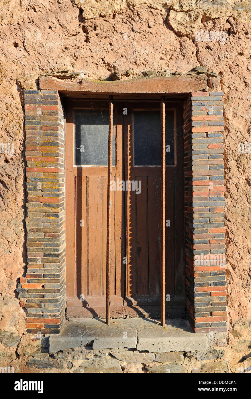 In stile tradizionale francese degli edifici agricoli realizzato a partire da una miscela di fanghi rossi, pietra con in legno e in telai per finestre e porte. Foto Stock