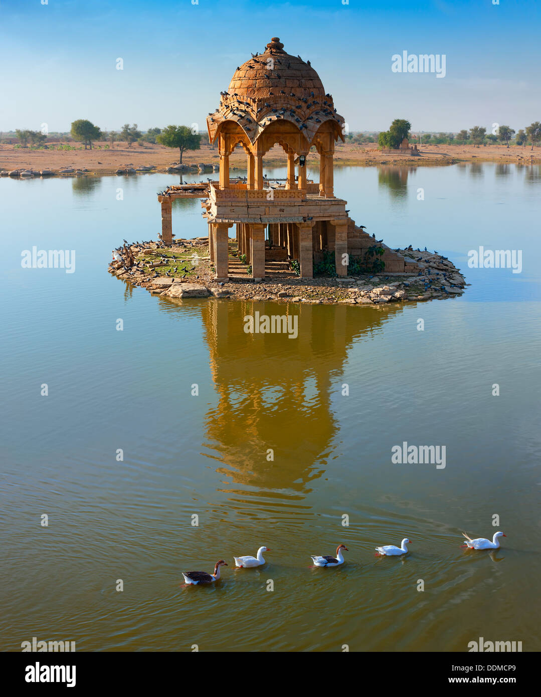 Gadi Sagar (Gadisar) il lago è una delle più importanti attrazioni turistiche in Jaisalmer, Rajasthan, India del Nord. Foto Stock