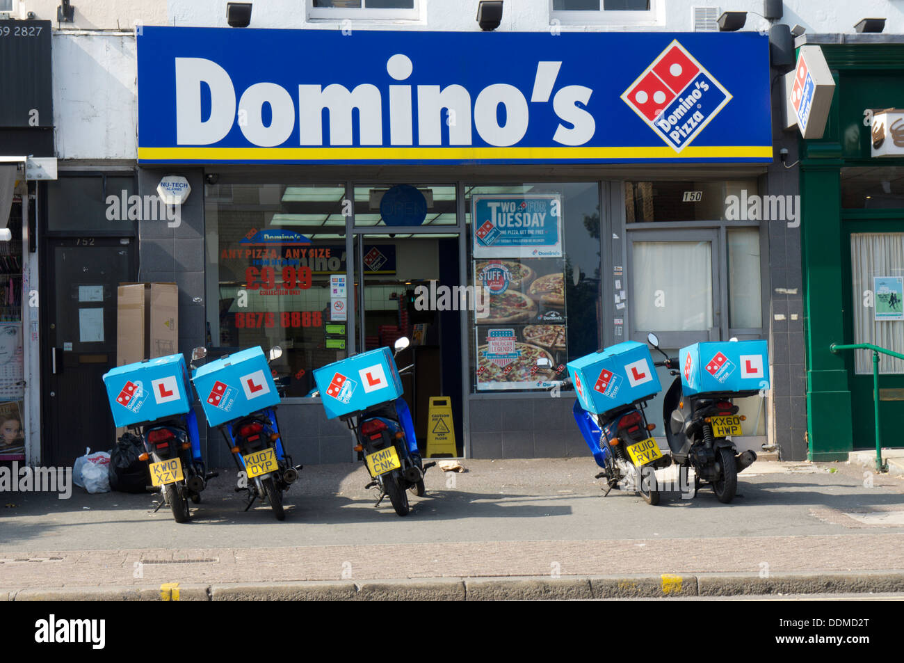 Una linea di consegna scooter, tutti con l piastre, redatti al di fuori del Domino pizze in Penge, a sud di Londra. Foto Stock