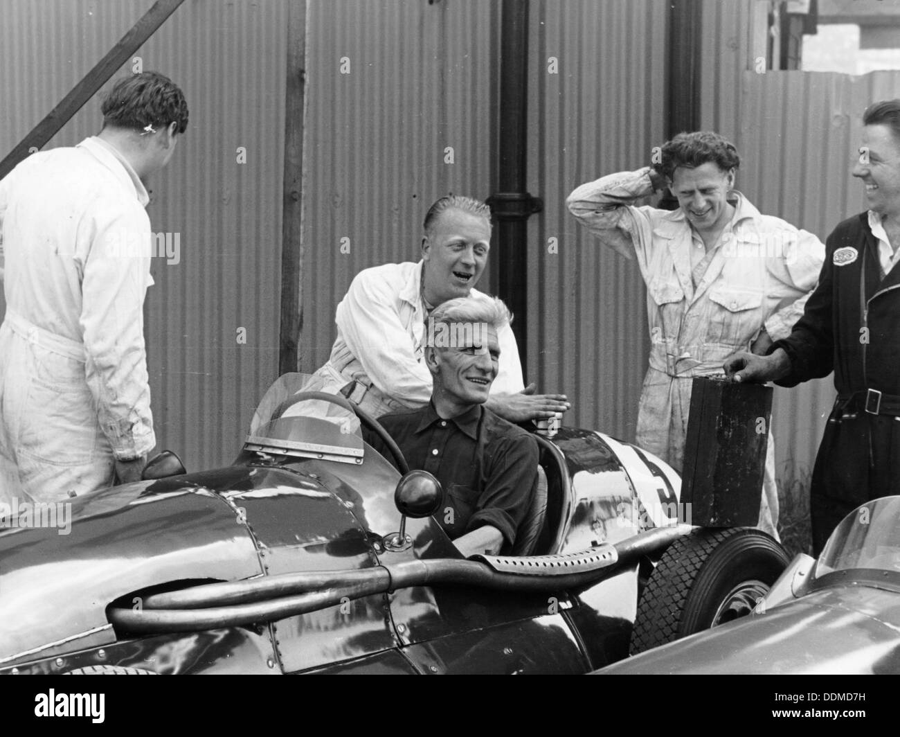 Charles Boulton con i membri del team di Connaught, Crystal Palace di Londra, 1954. Artista: sconosciuto Foto Stock