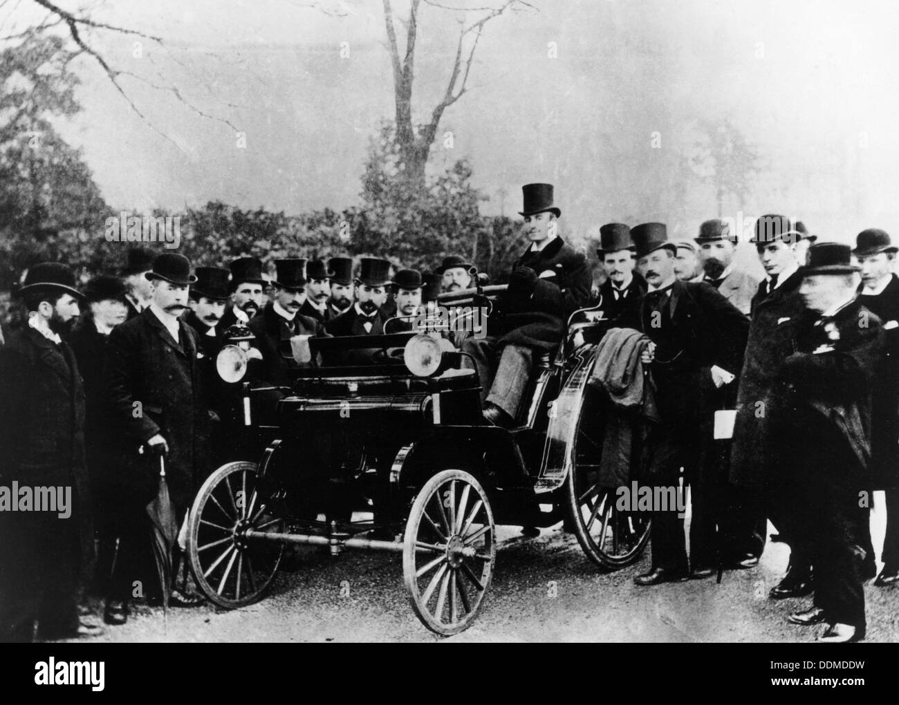 FR Simms al volante di un 4hp Cannstatt-Daimler, Crystal Palace di Londra, (c1895?). Artista: sconosciuto Foto Stock
