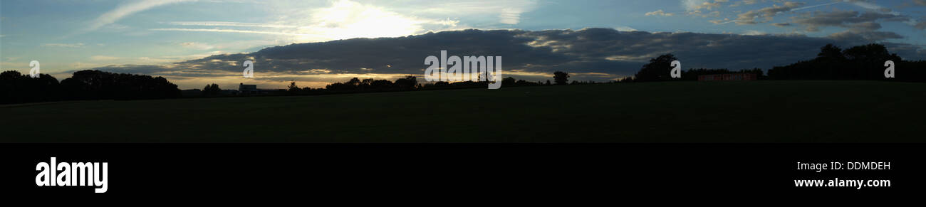 Panorama di erba cloud alberi di campo blu lato paese Foto Stock