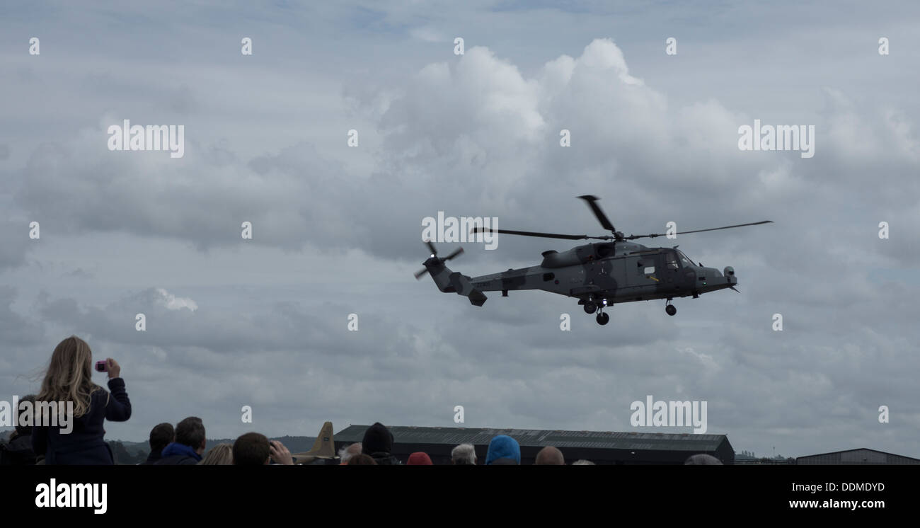 Royal Navy esercito AgustaWestland Future Lynx Wildcat AW159 elicottero airshow hovering forze armate giorno zz405 Foto Stock