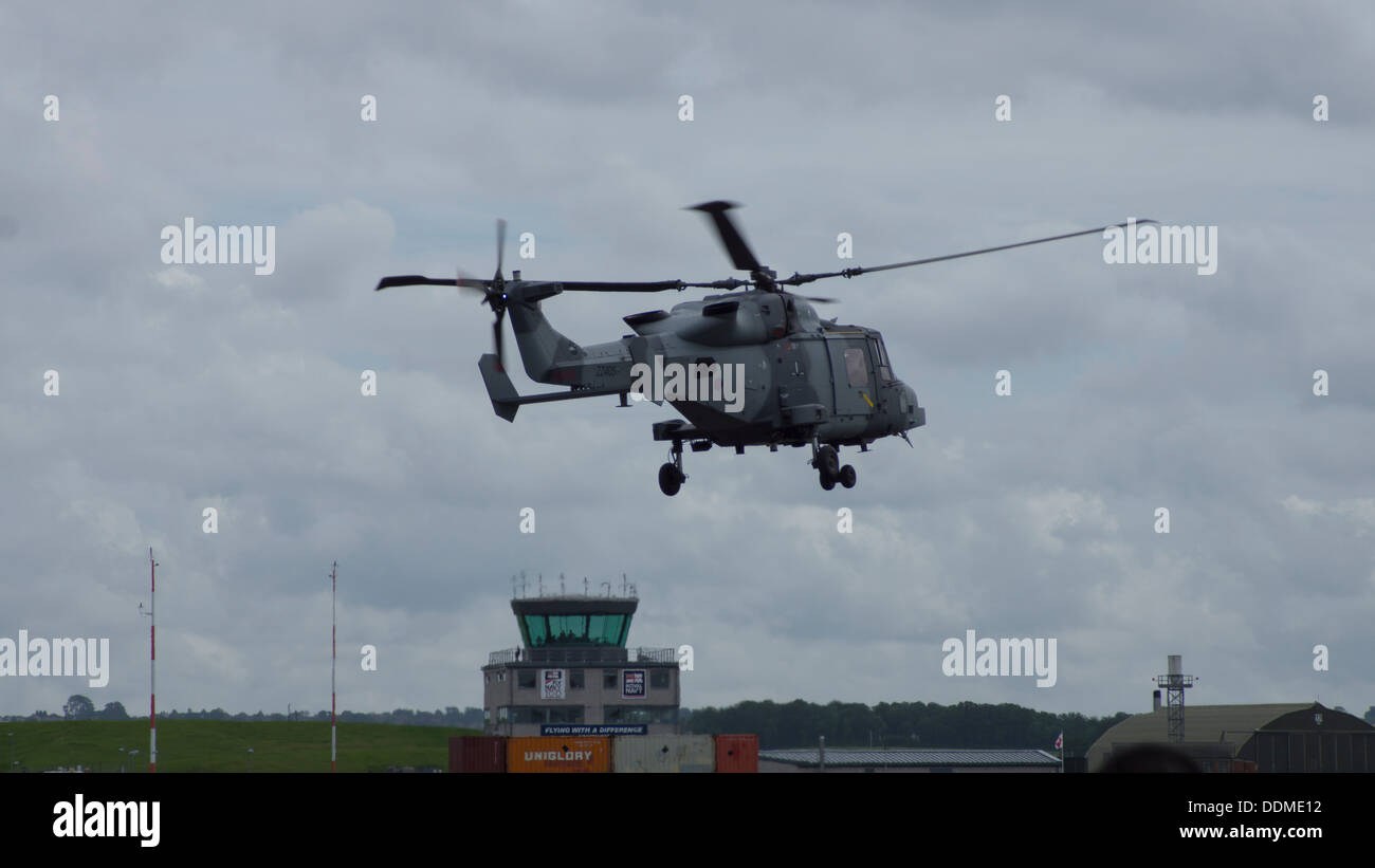 Royal Navy esercito AgustaWestland Future Lynx Wildcat AW159 elicottero airshow hovering forze armate giorno zz405 Foto Stock