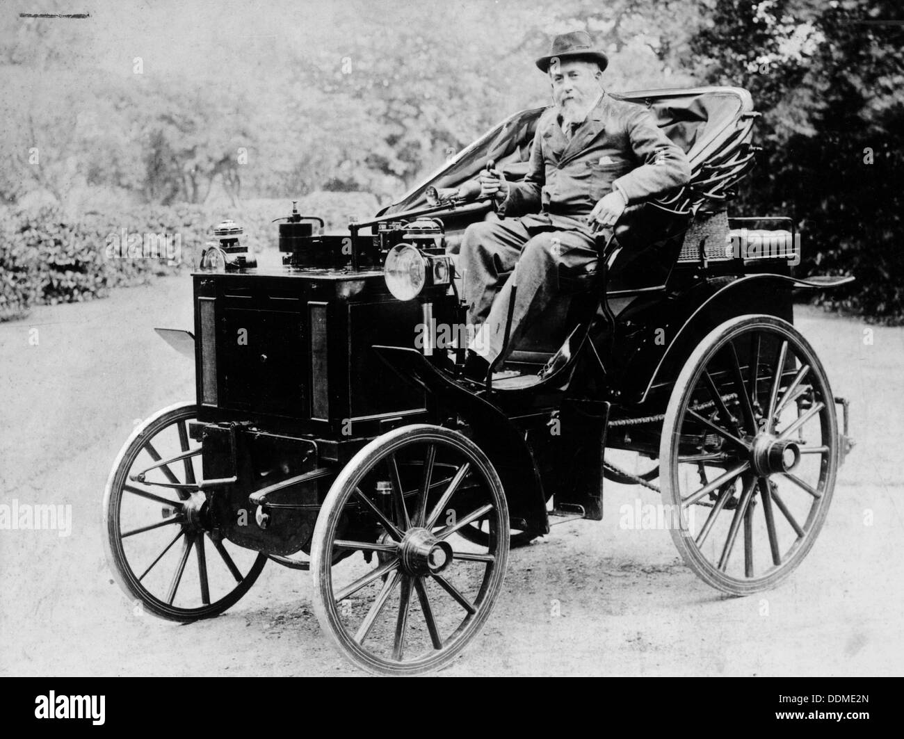 Evelyn Ellis il pilotaggio di un 1895 Panhard, (1895?). Artista: sconosciuto Foto Stock