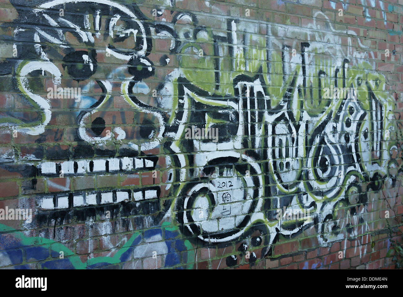 Vandalizzato wall art graffiti vecchi numeri di volto nuovo Foto Stock
