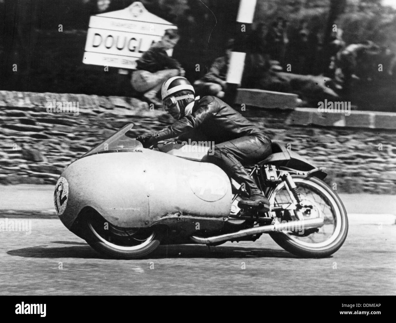 Bill Lomas al governatore del ponte, Isola di Man Junior TT, 1955. Artista: sconosciuto Foto Stock