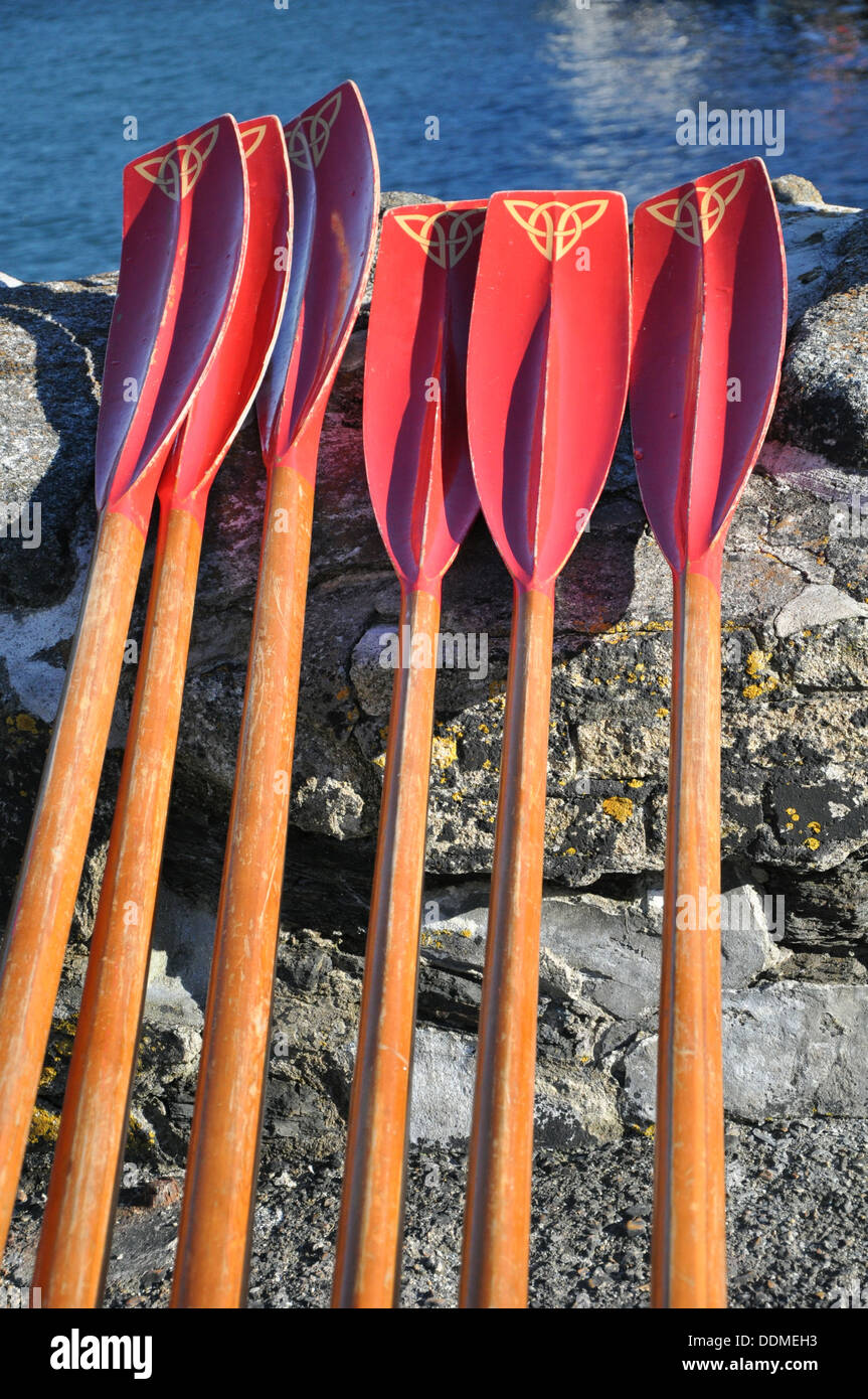 I remi in attesa di essere utilizzati appoggiati contro Charlestown Harbour in Cornovaglia, UK. Foto Stock